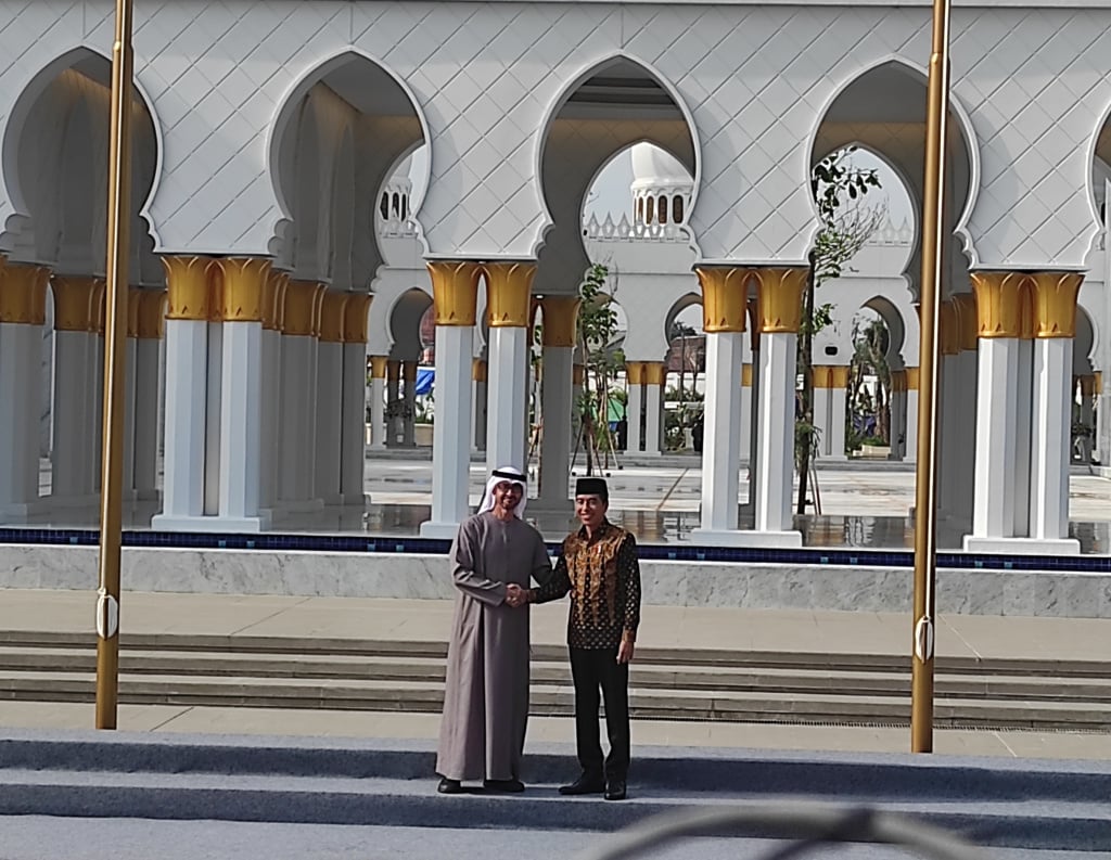 Presiden Jokowi berfoto bersama dengan Presiden MBZ di depan Masjid Raya Sheikh Zayed Solo yang baru saja diresmikan, Senin (14/11/2022)