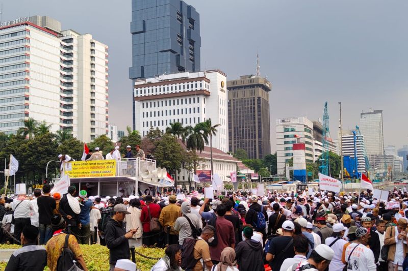Massa berkumpul di Patung Kuda, Jakarta.