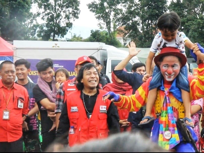 Komeng menghibur anak korban gempa Cianjur.