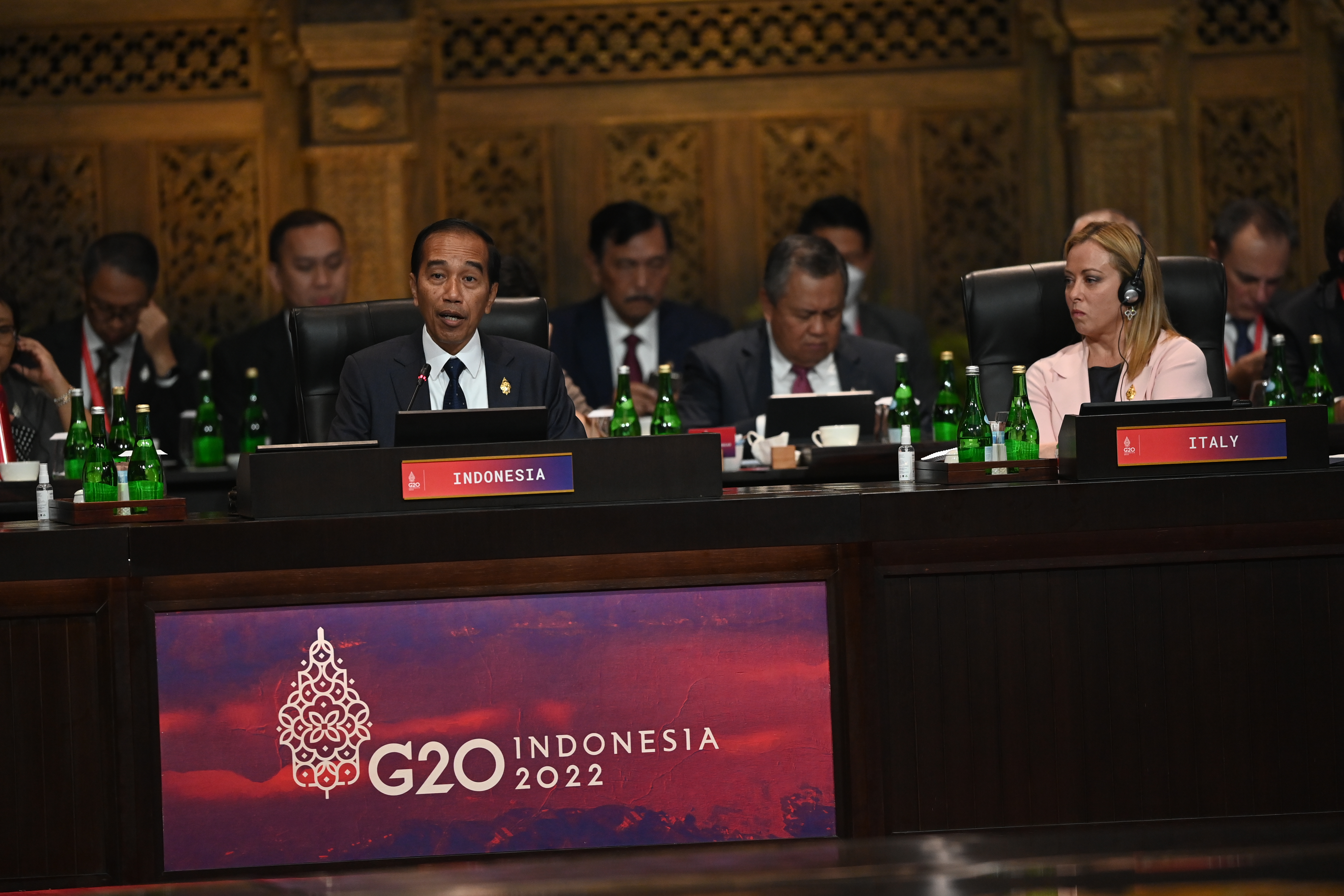 Presiden Joko Widodo (kiri) menyampaikan pandangan saat pembukaan KTT G20 di Nusa Dua, Bali, Selasa (15/11).