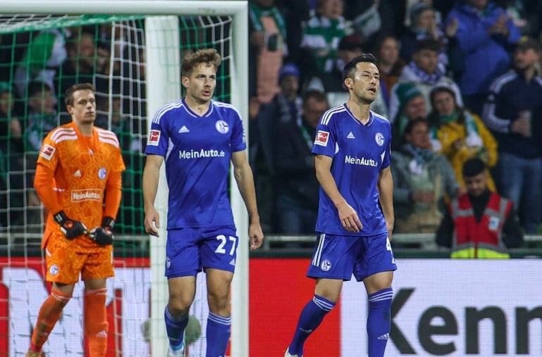 Para pemain Schalke bereaksi usai laga Bundesliga melawan Werder Bremen.