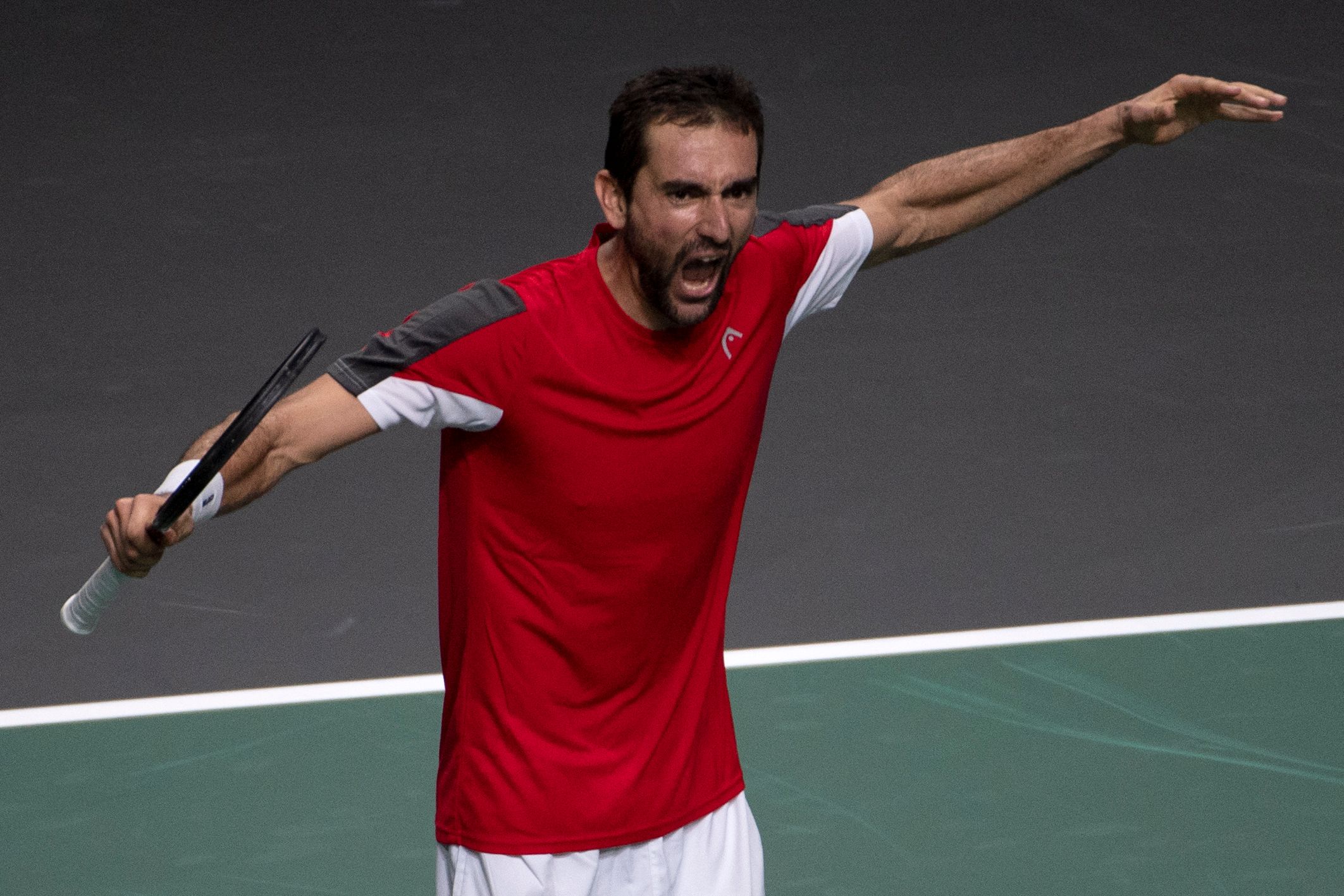 Petenis Kroasia Marin Cilic melakukan selebrasi usai mengalahkan petenis Spanyol Pablo Carreno Busta di laga Piala Davis.