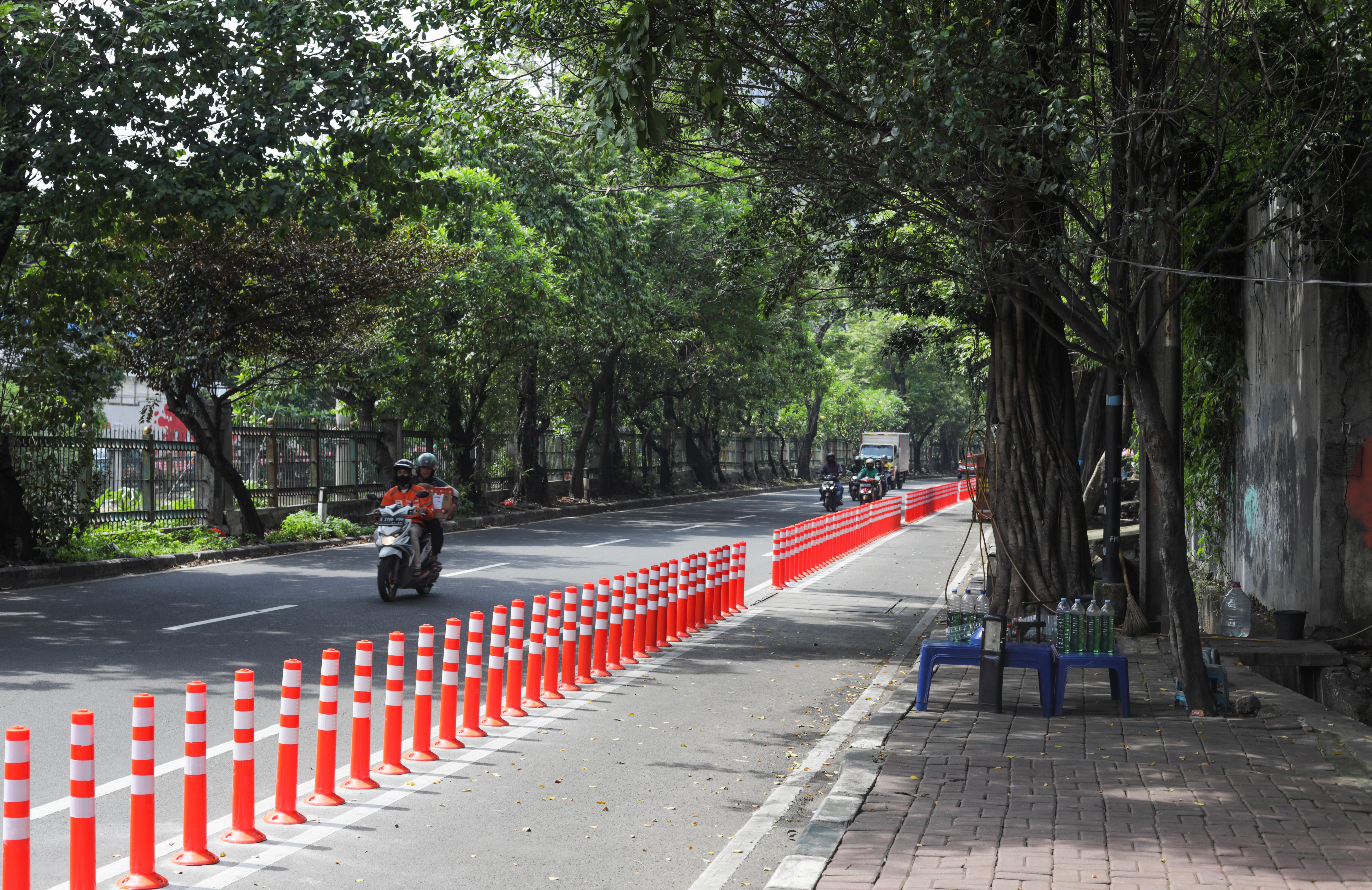 Sejumlah pembatas dipasang  sejauh 8,75 km =di kawasan Pejompongan, Jakarta untuk membentuk jalur sepeda.