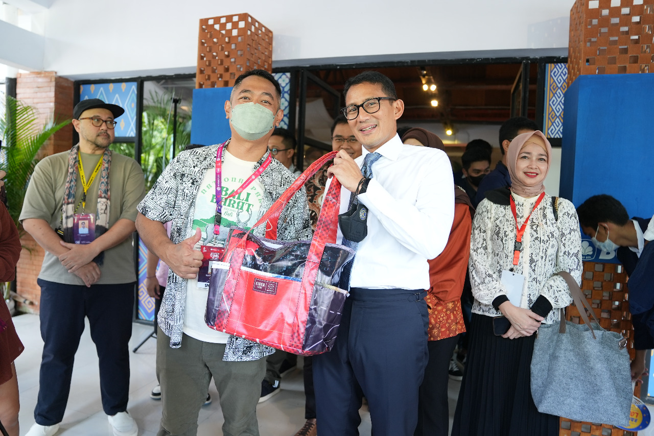 Menteri Pariwisata dan Ekonomi Kreatif Sandiaga Uno mengangkat salah satu produk ramah lingkungan Eiger