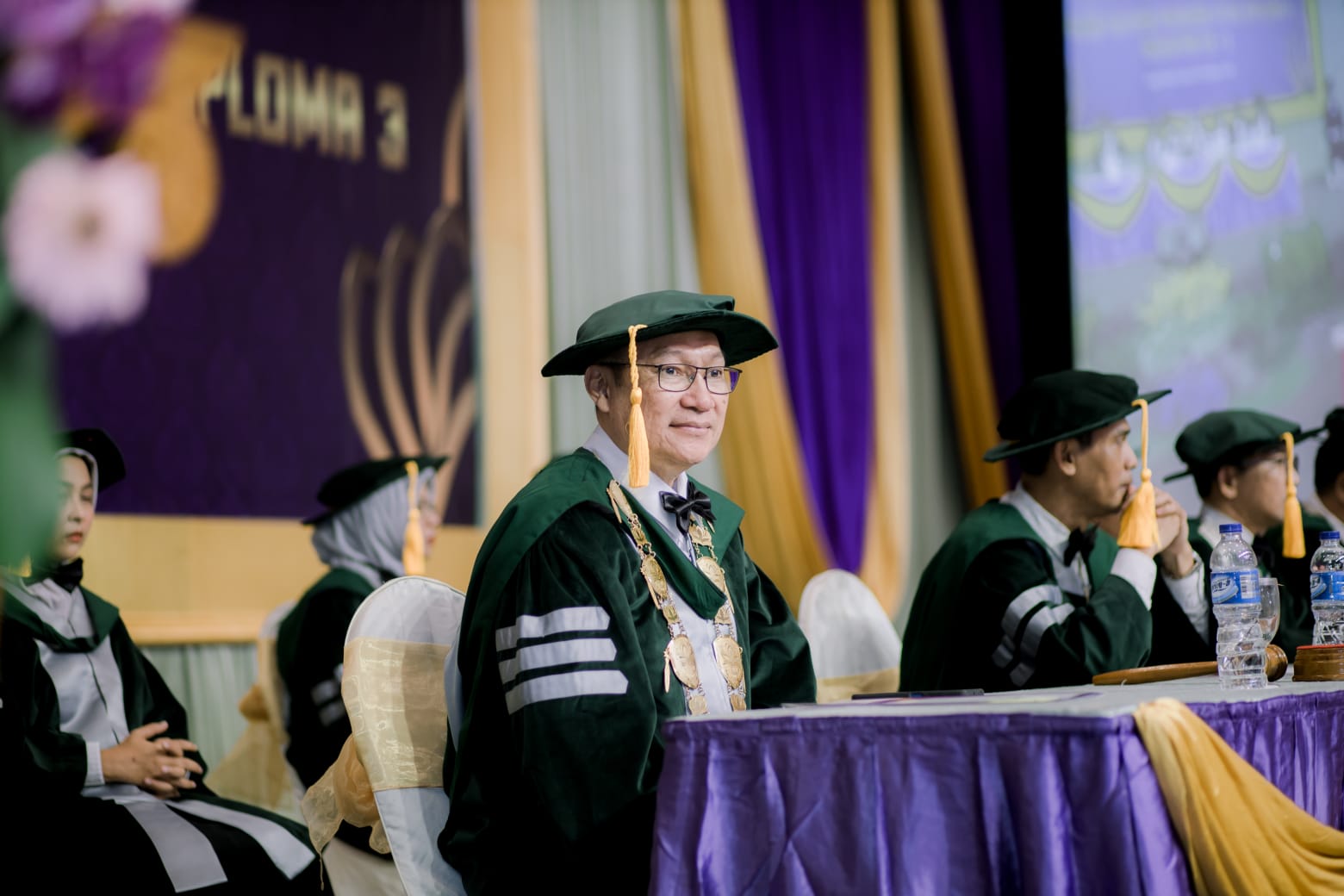 Direktur Politeknik Pariwisata Prima Internasional Chondro Suryono saat wisuda perdana di Hotel Prima Cirebon, Jawa Barat, Kamis (10/11).