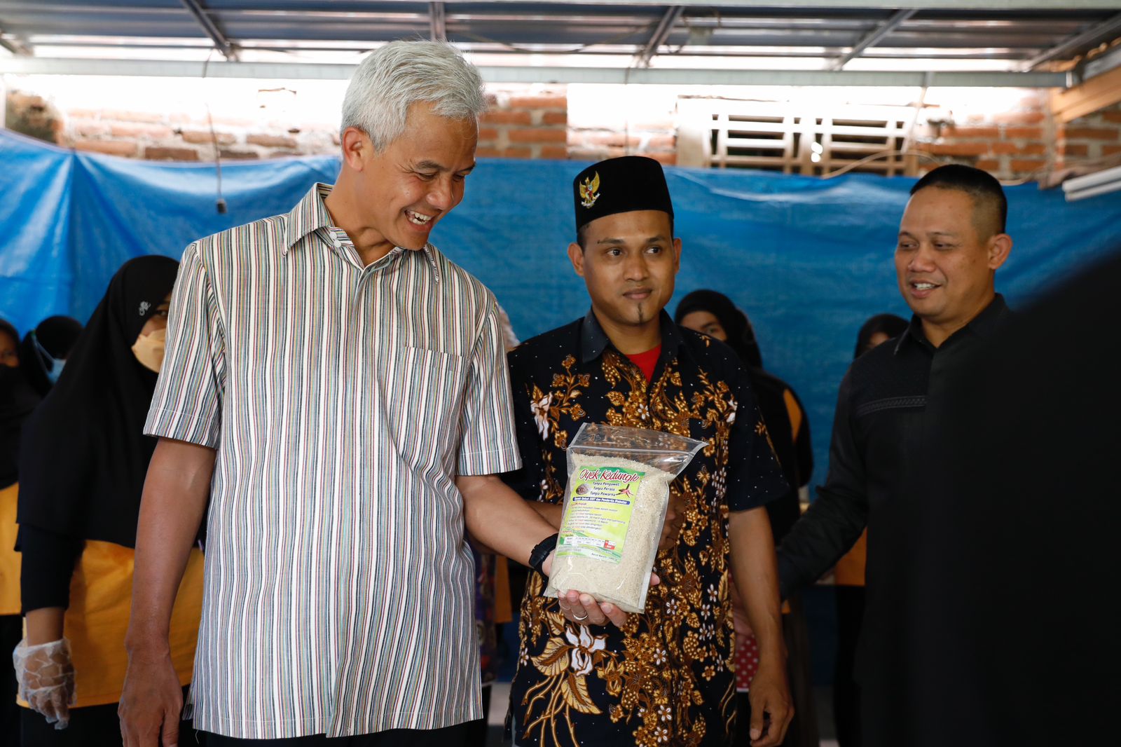 Gubernur Ganjar Pranowo saat meninjau pabrik rumahan penghasil tepung mocaf di Desa Giritirto, Kebumen, Selasa (15/11/2022).