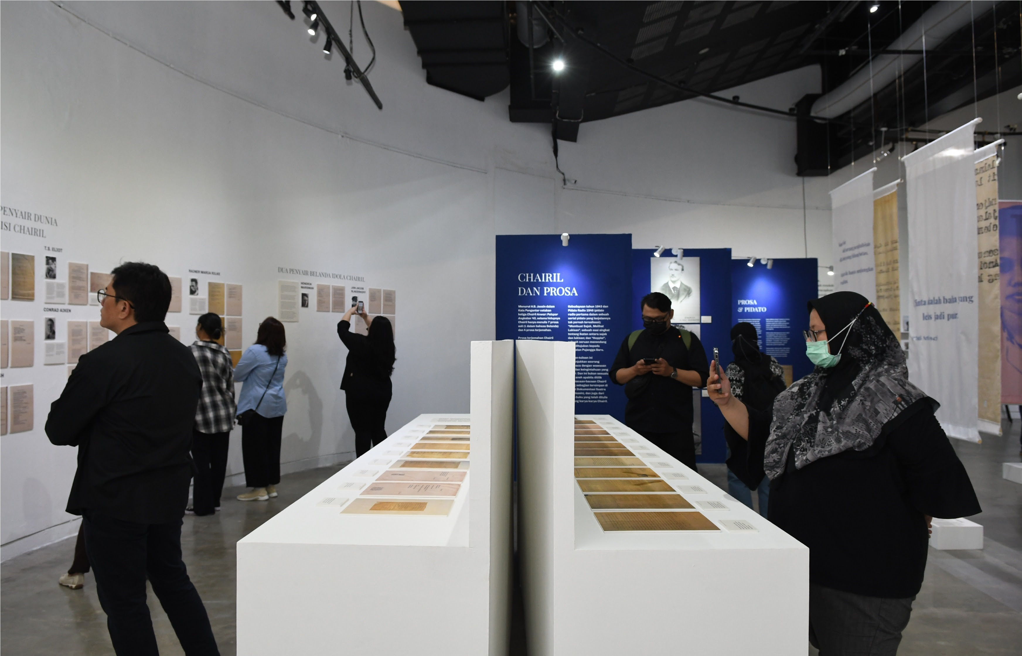 Pengunjung melihat isi pameran 100 tahun Chairil Anwar 