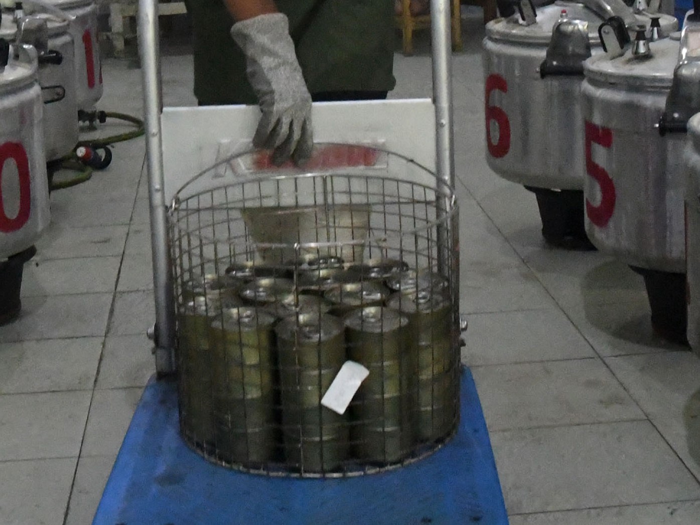 Ilustrasi makanan dalam kaleng.