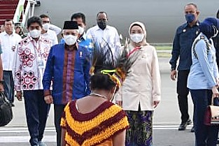 Wapres Ma’ruf Amin didampingi Ibu Wury Amin disambut tarian selamat datang saat tiba di Bandara Internasional Sentani, Jayapura, Papua.