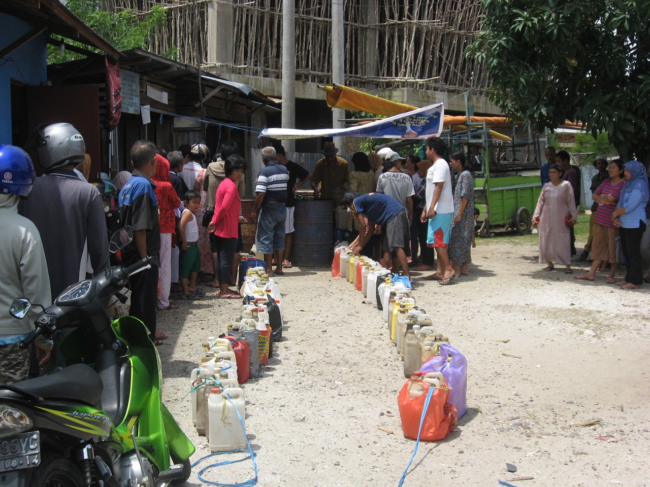 Warga mengantre minyak tanah, kelangkaan minyak tanah di NTT karena kuotanya dikurangi dibanding tahun lalu.