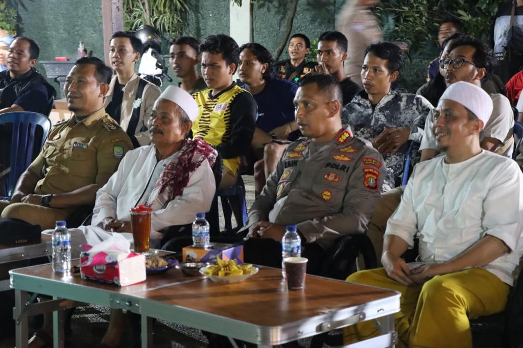 Kapolres Metro Tangerang Kota, Kombes Zain Dwi Nugroho, nonton bareng Piala Dunia 2022 bersama warga Gang Ampera RW 01 Kecamatan Karawaci,
