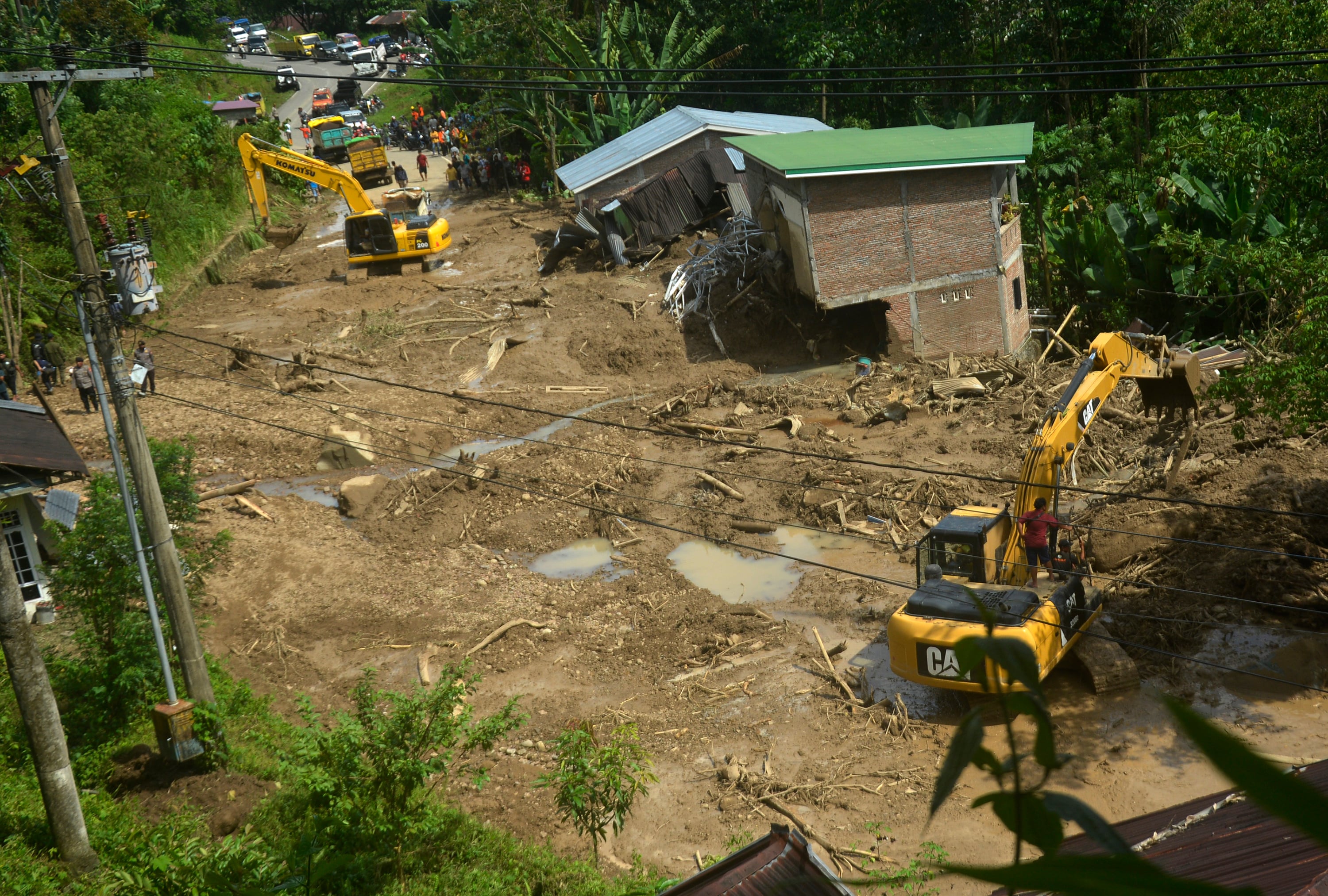 Dua kendaraan alat berat melakukan pencarian korban tanah longsor di Desa Lonjoboko, Kabupaten Gowa, Sulawesi Selatan, Kamis (17/11).