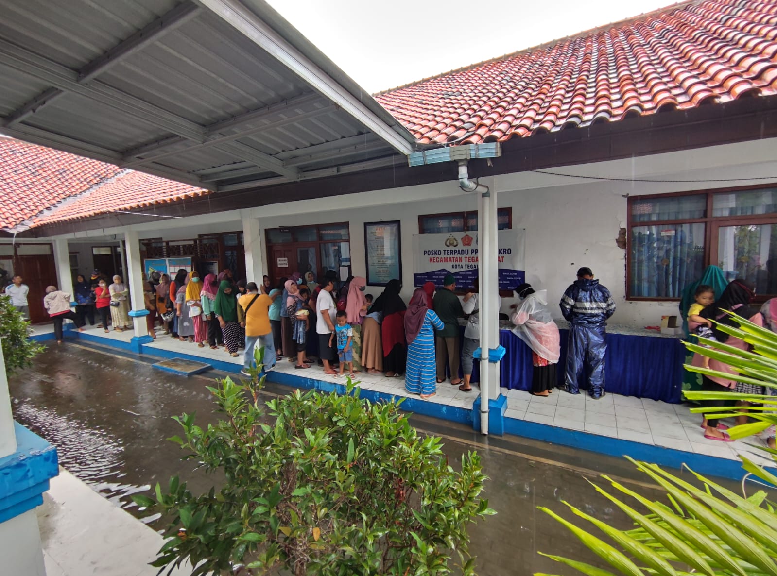 Warga antre untuk membeli sembako di pasar murah yang digelar di Kota Tegal, Jawa Tengah