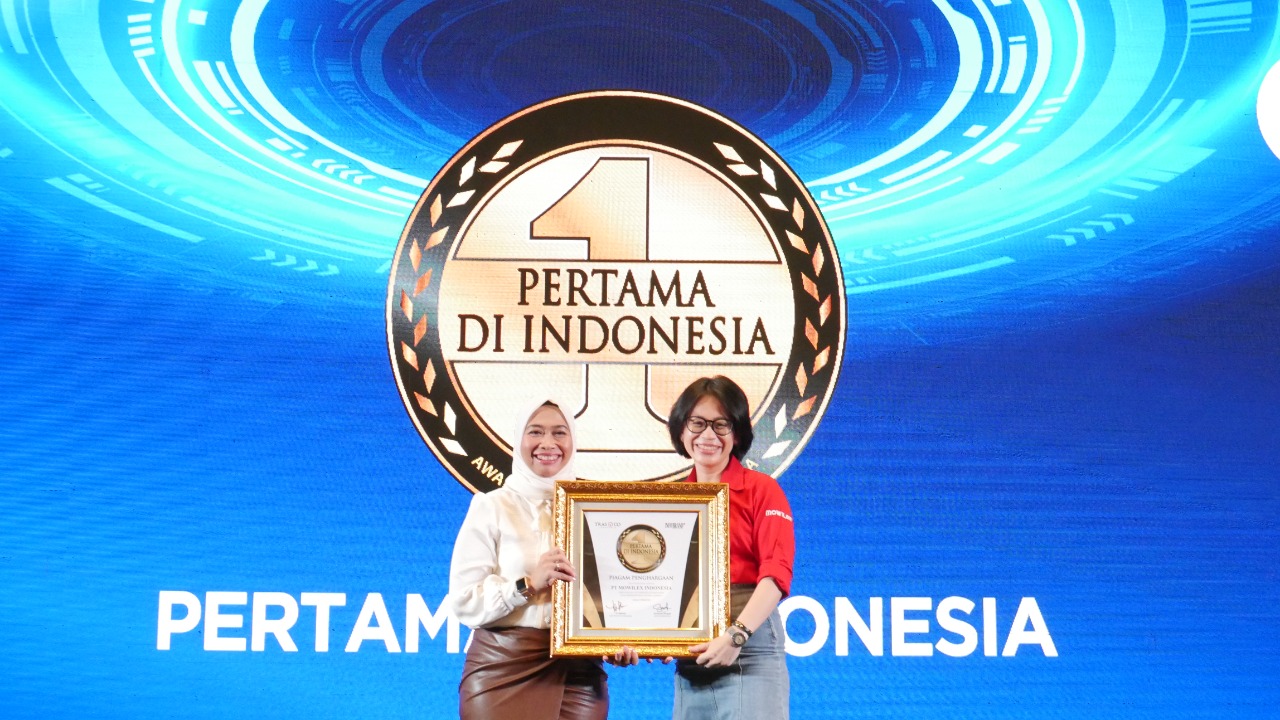 PT Mowilex meraih penghargaan Perusahaan Cat Pertama di Indonesia yang Bersertifikat Netral Karbon dari Infobrand.id dan Tras N Co.