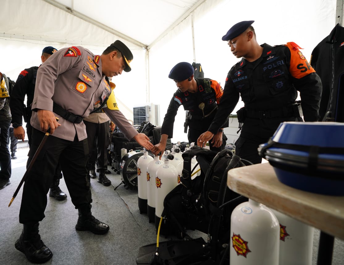 Kapolri mengecek kesiapan dari peralatan.