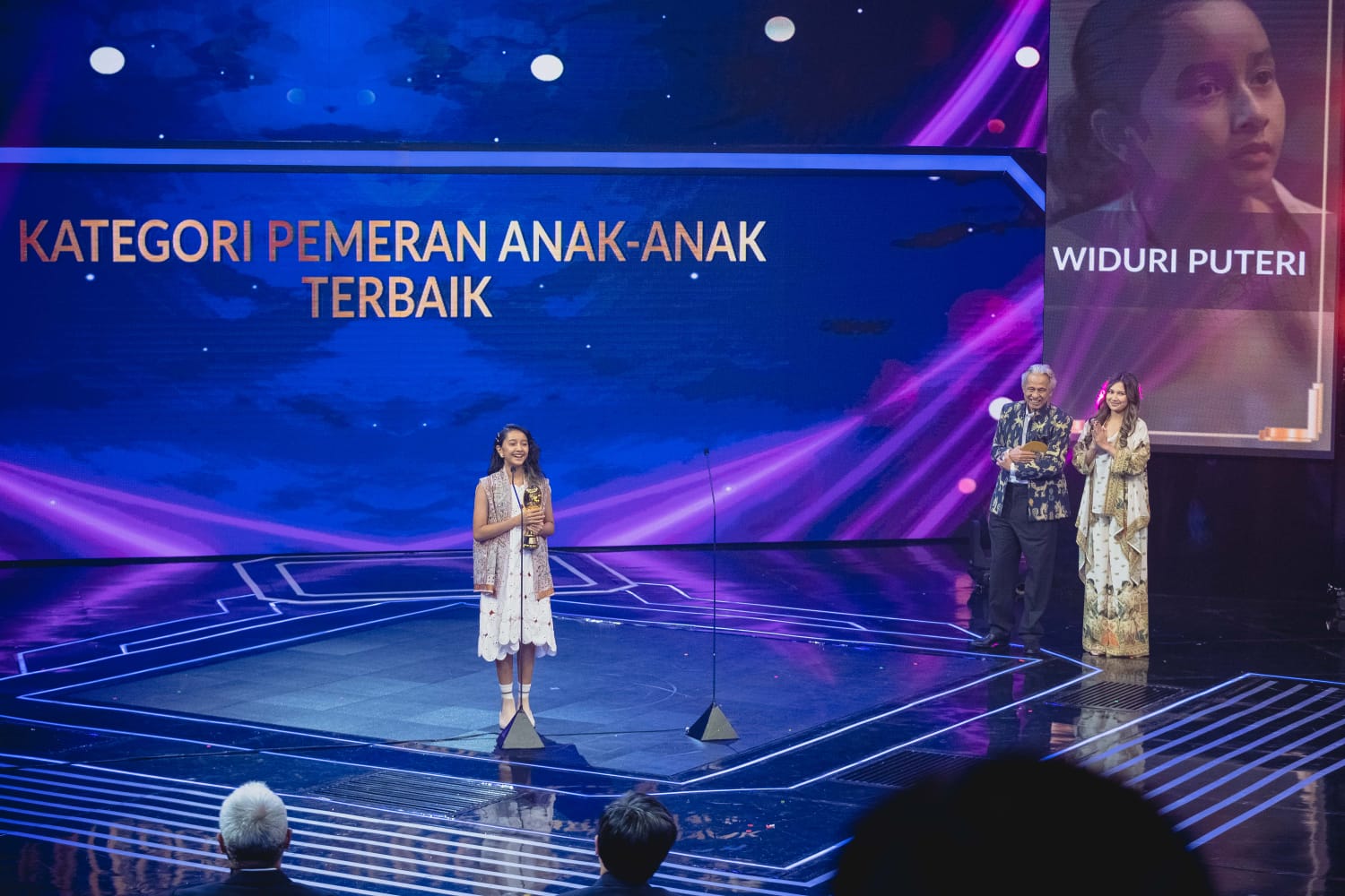 Widuri Putri saat menerima penghargaan Pemeran Anak-Anak Terbaik di ajang IMAA 2022