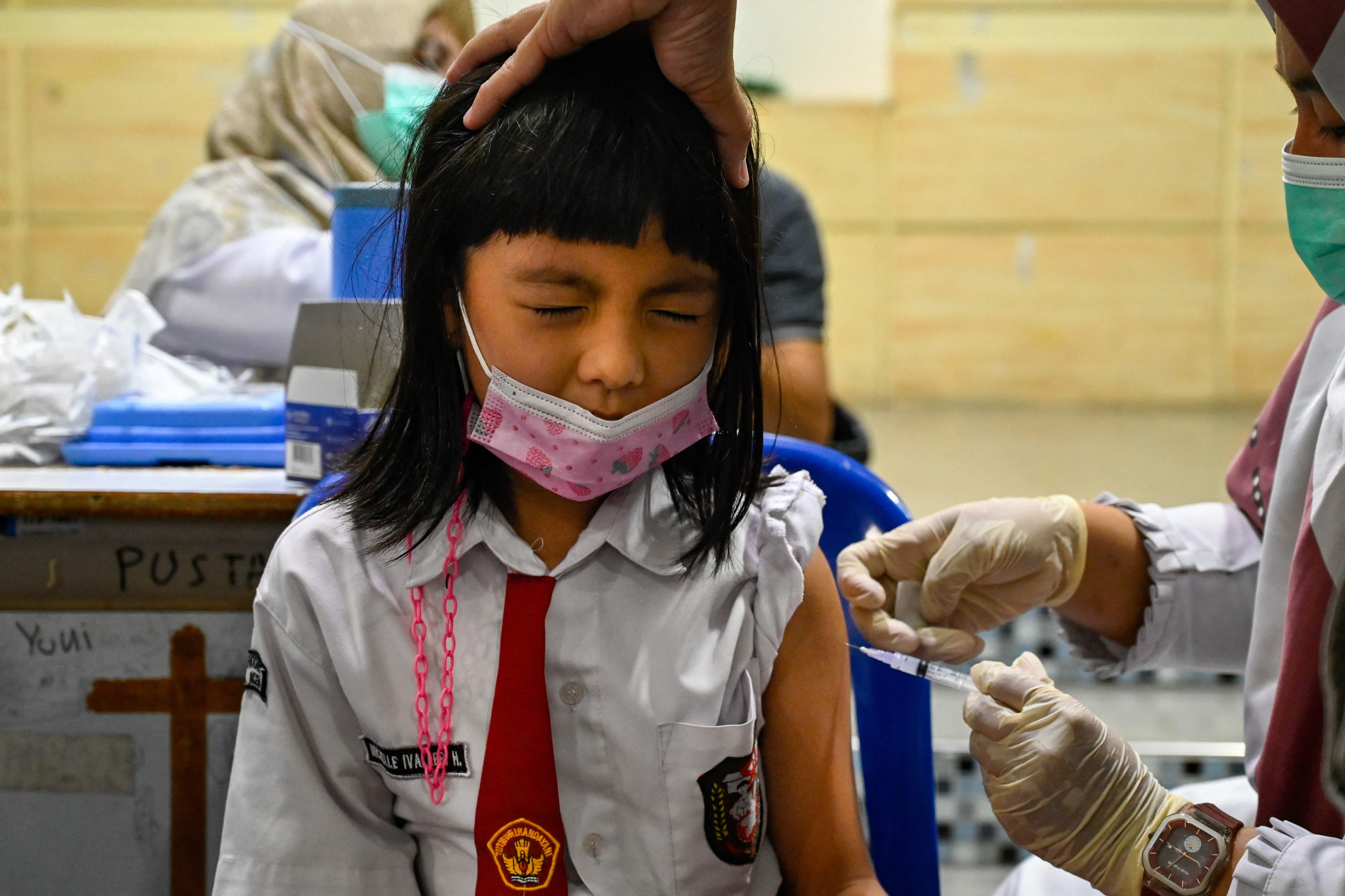 Seorang siswa SD menerima suntikan vaksin polio di Aceh, Selalsa (15/11/2022)