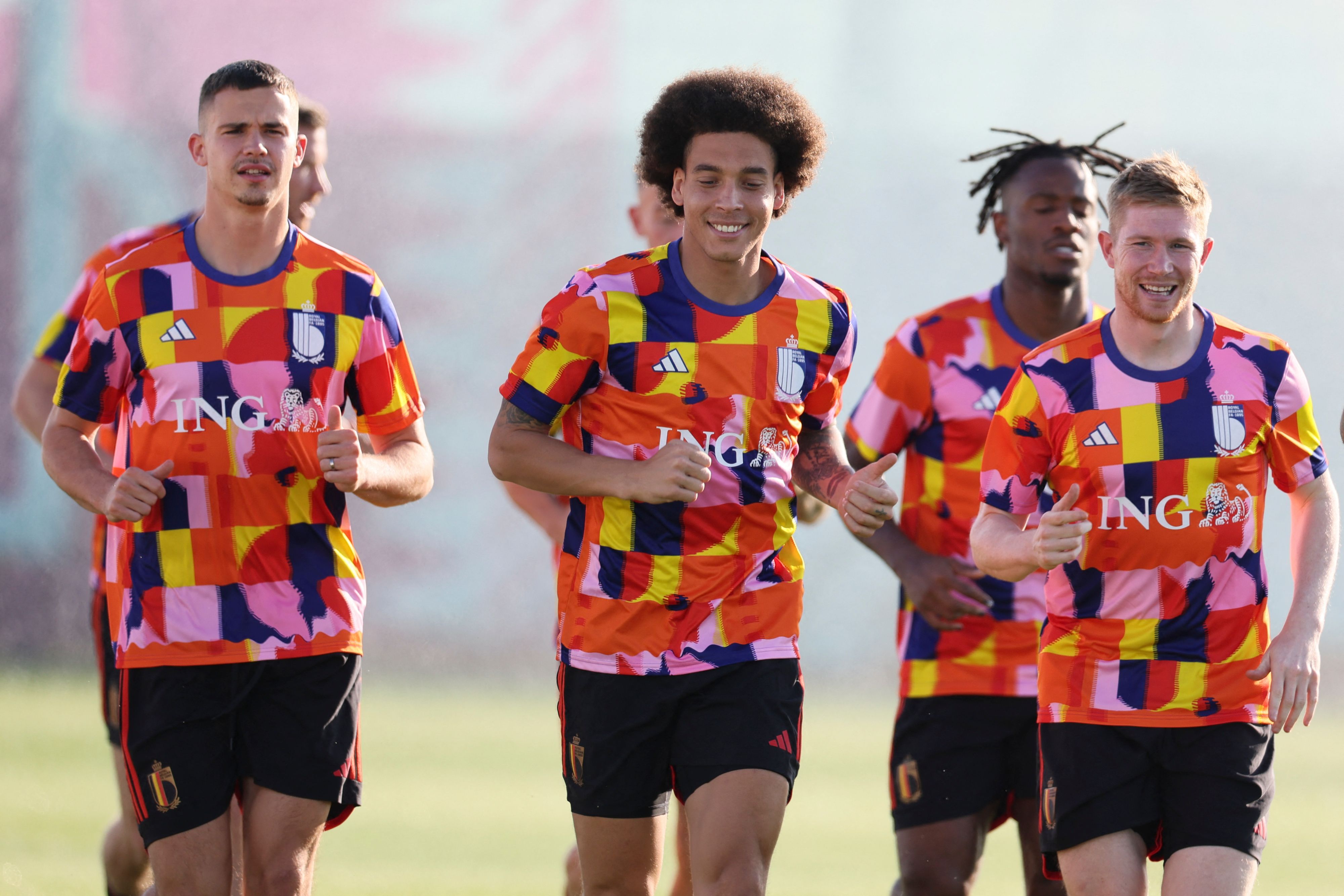 Gelandang Belgia Kevin De Bruyne (kanan) bersama rekan setimnya dalam sesi latihan di tenggara Doha, Qatar, Jumat (25/11).