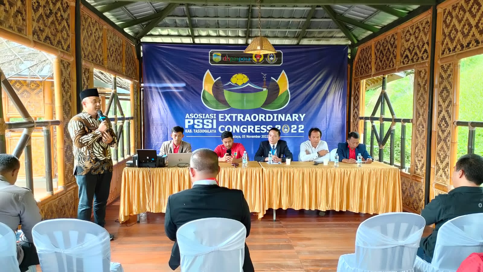 Ketua Komite Pemilihan Askab PSSI Kabupaten Tasikmalaya, Adis Ismanto, saat mengumumkan hasil KLB, Sabtu (6/11/2022)