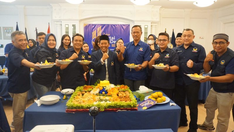 Pengurus dan kader Partai NasDem Jawa Tengah menggelar syukuran HUT Partai 
