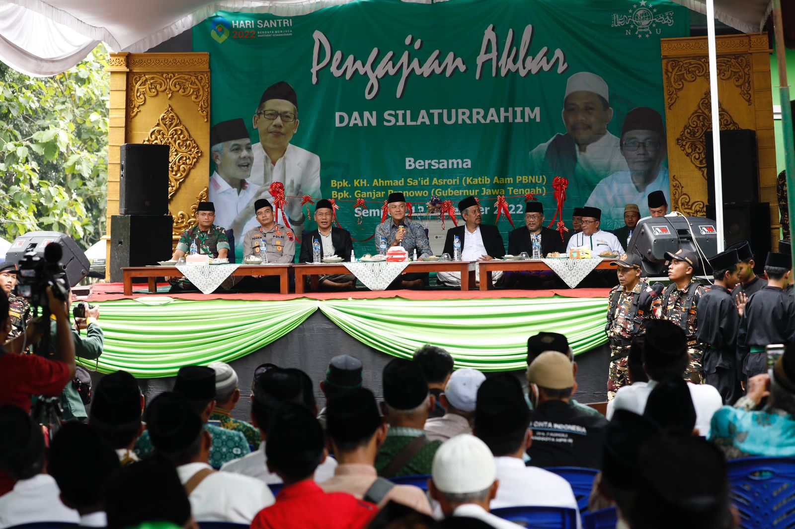 Gubernur Jawa Tengah Ganjar Pranowo, meresmikan secara simbolis sekolah tingkat menengah atas Ponpes Darussalaam, Kabupaten Semarang, Sabtu 