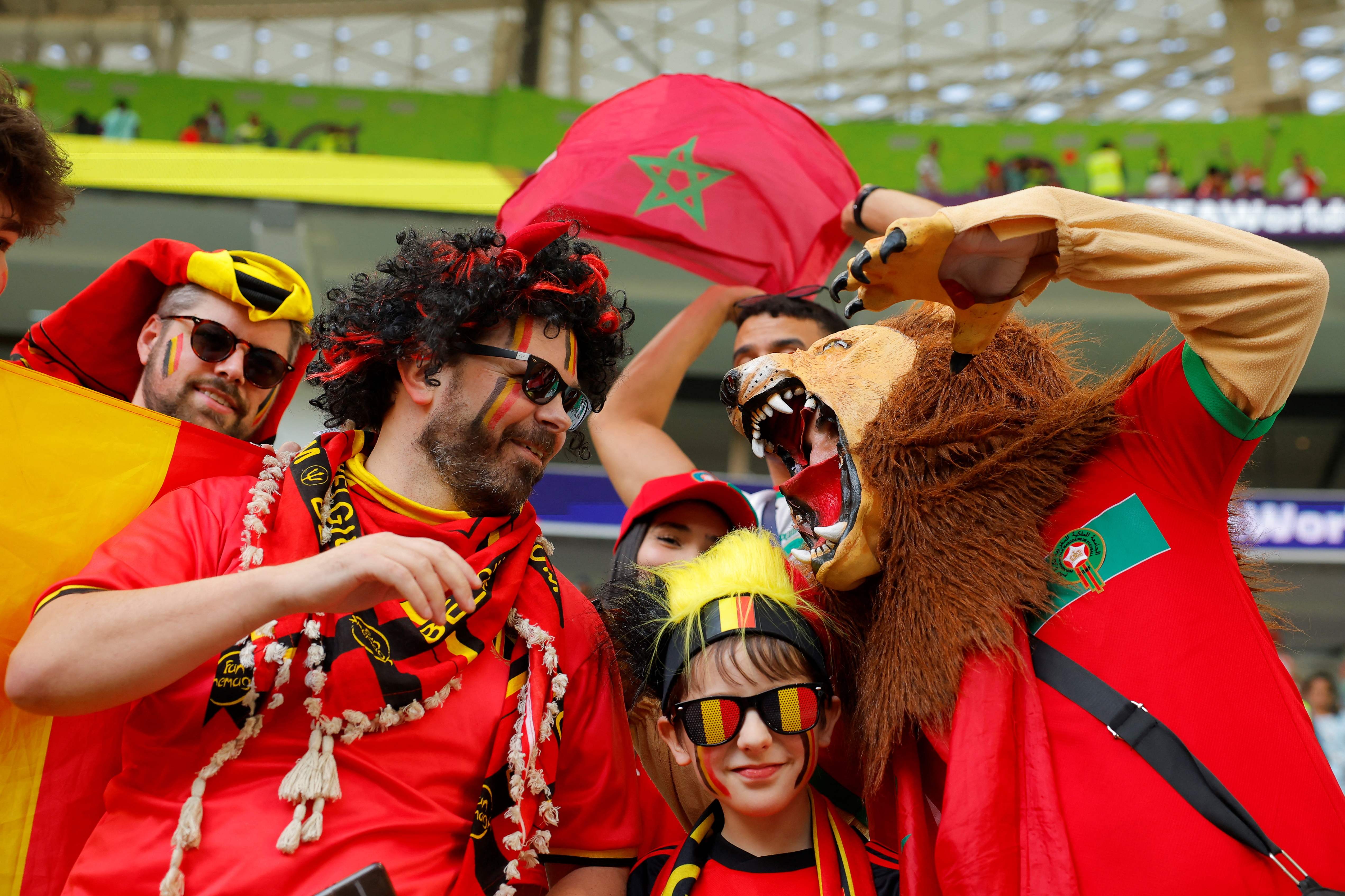 Suporter Belgia jelang laga melawan Maroko di Al-Thumama Stadium, Doha, Minggu (27/11).