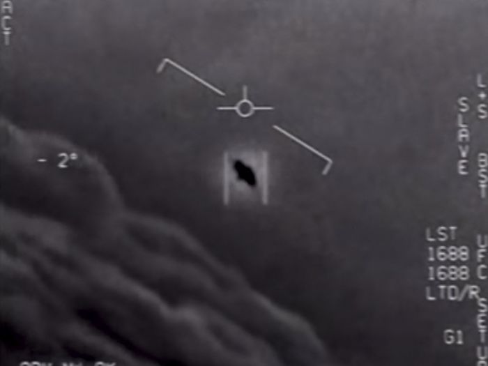 Gambar dari video milik Departemen Pertahanan AS menunjukkan sesuatu yang diambil oleh pilot Angkatan Laut. 