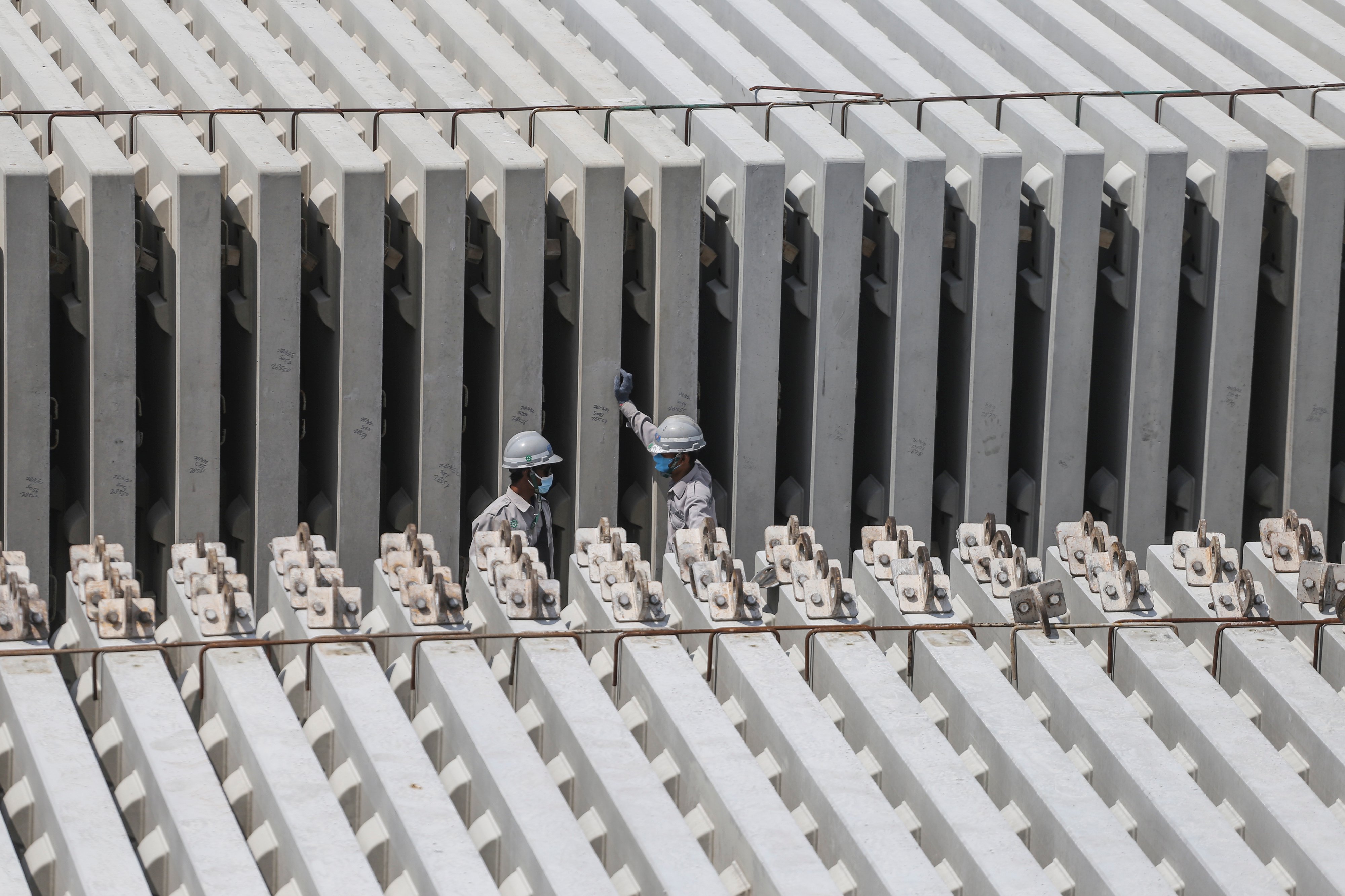 Potret pekerja memeriksa kualitas bantalan rel.