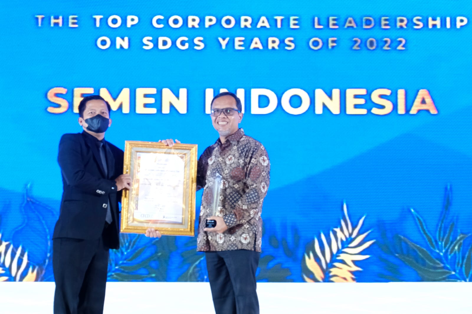Direktur Utama PT Semen Tonasa, Mufti Arimurti (kanan) menerima penghargaan kategori Top Corporate Leadership on SDGs Years of 2022