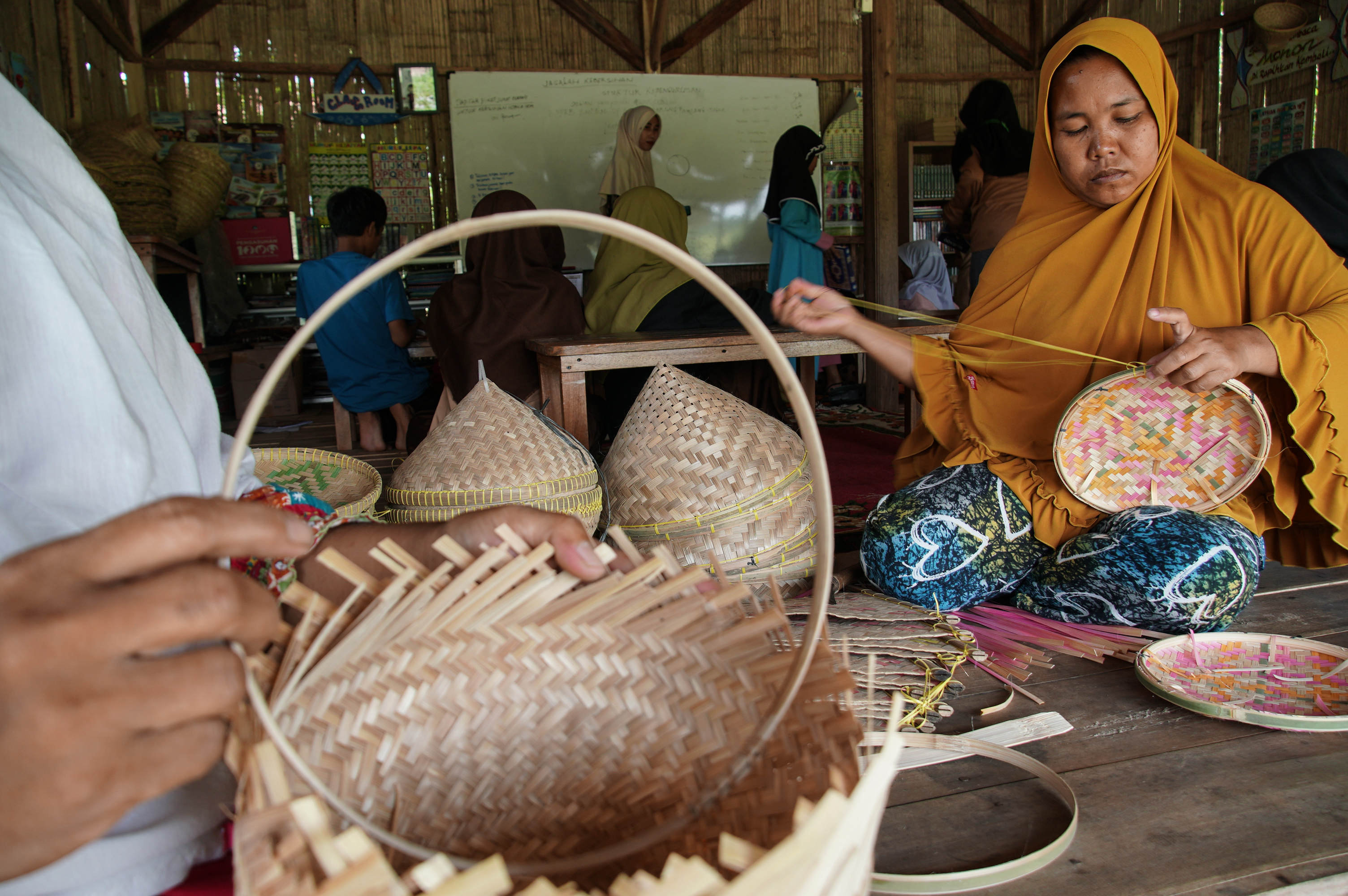 Ibu-ibu membuat kerajinan dari anyaman bambu di Istana Yatim Baitul Qurro, Bogor.