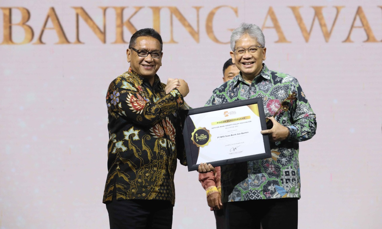 Direktur Utama bank bjb Yuddy (kanan) Renaldi menerima penghargaan LPS Banking Award 2022 dari Lembaga Penjamin Simpanan (LPS).