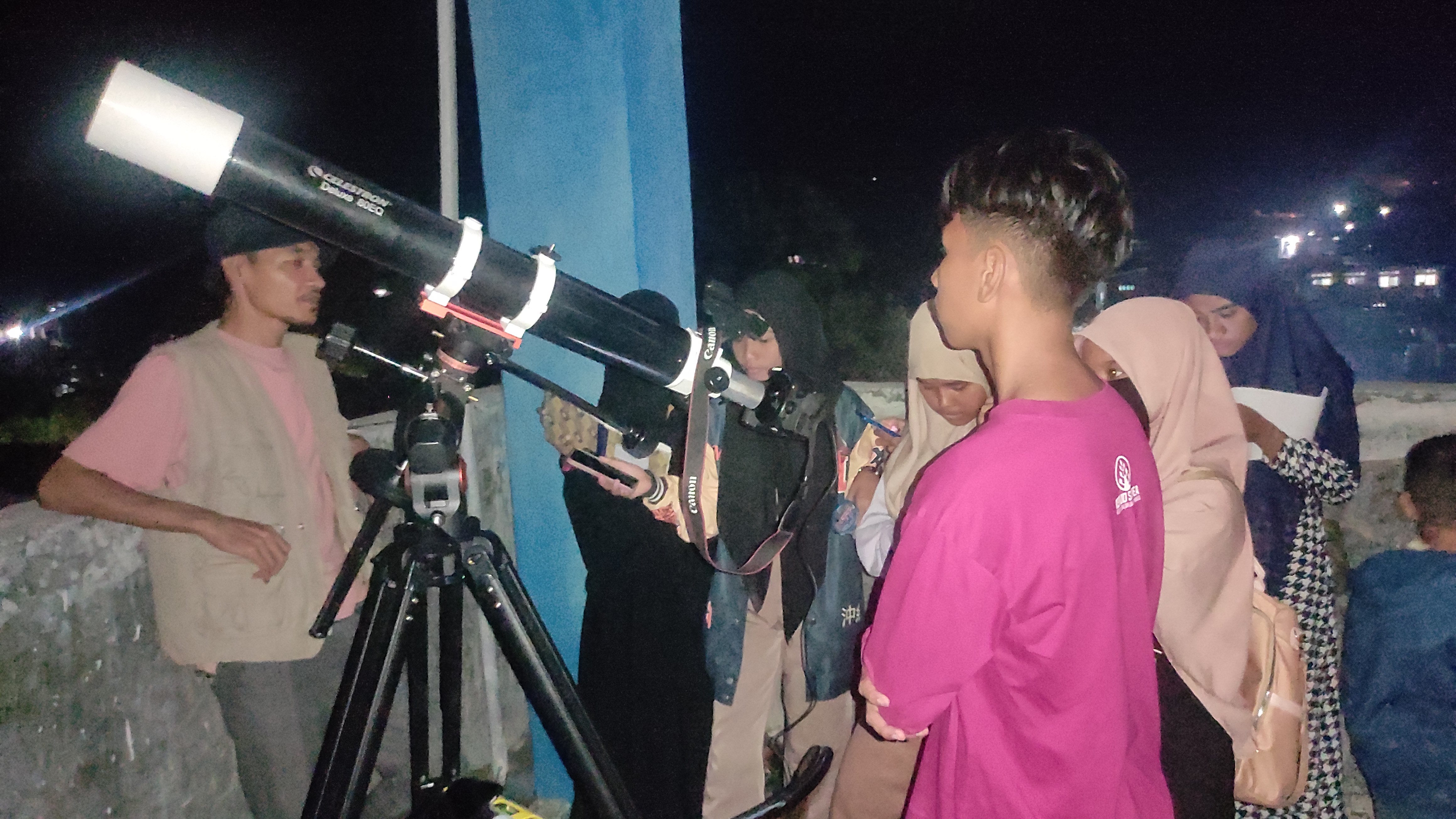 Pakai teleskop untuk mengamati gerhana bulan total di Sikka