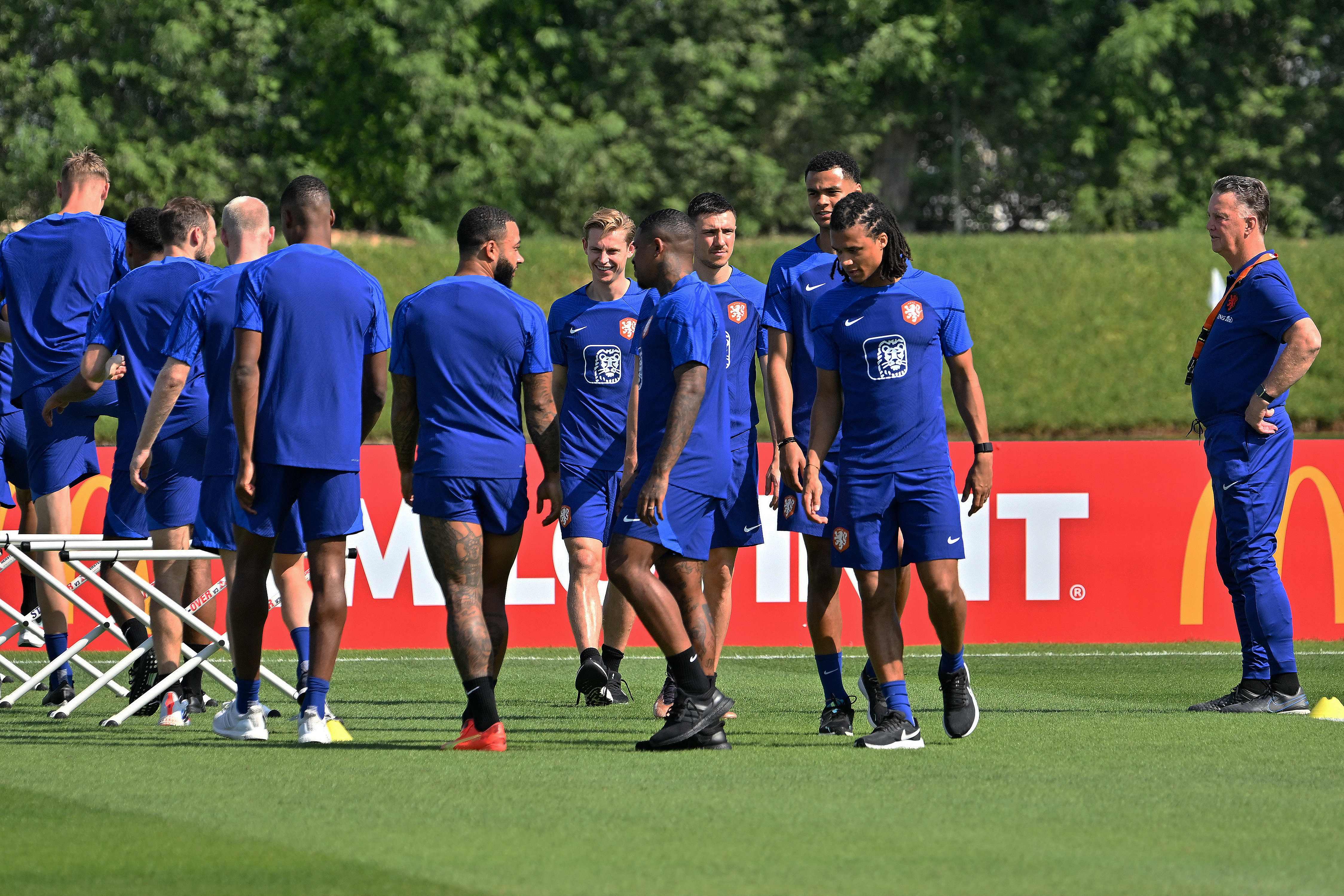 Louis Van Gaal tengah mengarahkan pemainnya dalam sesi latihan di Qatar University, Doha, Qatar.