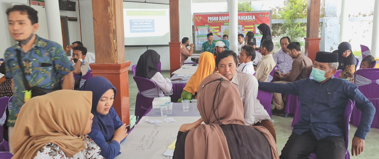 Diskusi kelompok yang melibatkan masyarakat dan Pemerintah Desa Kawasan B2 Jaya di Kantor Desa Sayutan.