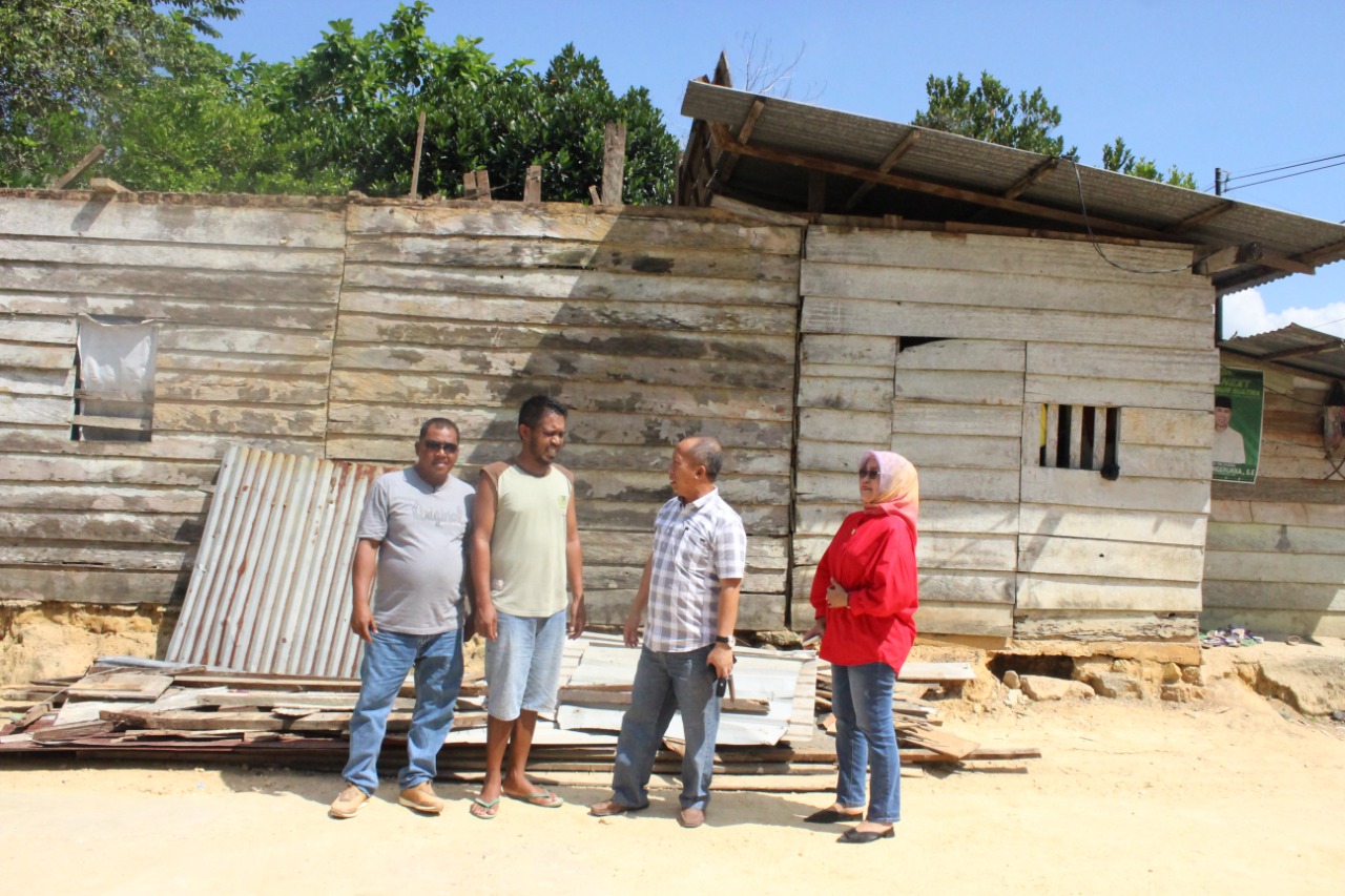 Kepala Dinas Sosial  Abdul Rauf mendatangi rumah korban yang rusak akibat angin puting beliung