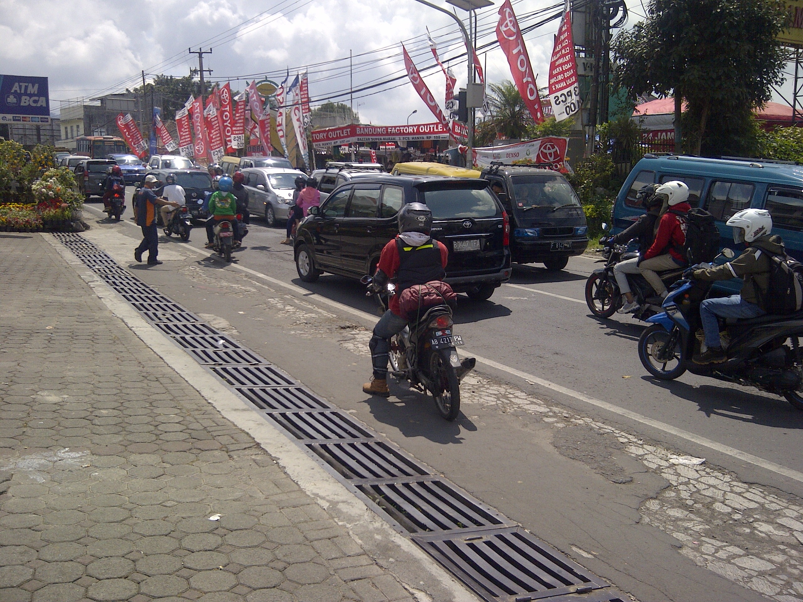 Ruas jalan Cianjur - Cipanas bisa terbuka kembali pada siang ini, Selasa (22/11), usai diselesaikan pembersihan longsoran pada badan jalan.