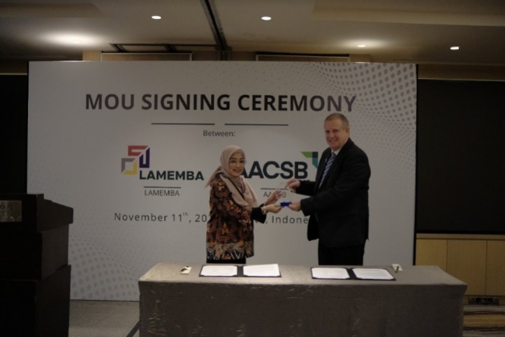 Penandatangan nota kesepahaman kerja sama antara Lembaga Akreditasi Mandiri Ekonomi, Manajemen, Bisnis dan Akuntansi (Lamemba) dan AACSB.