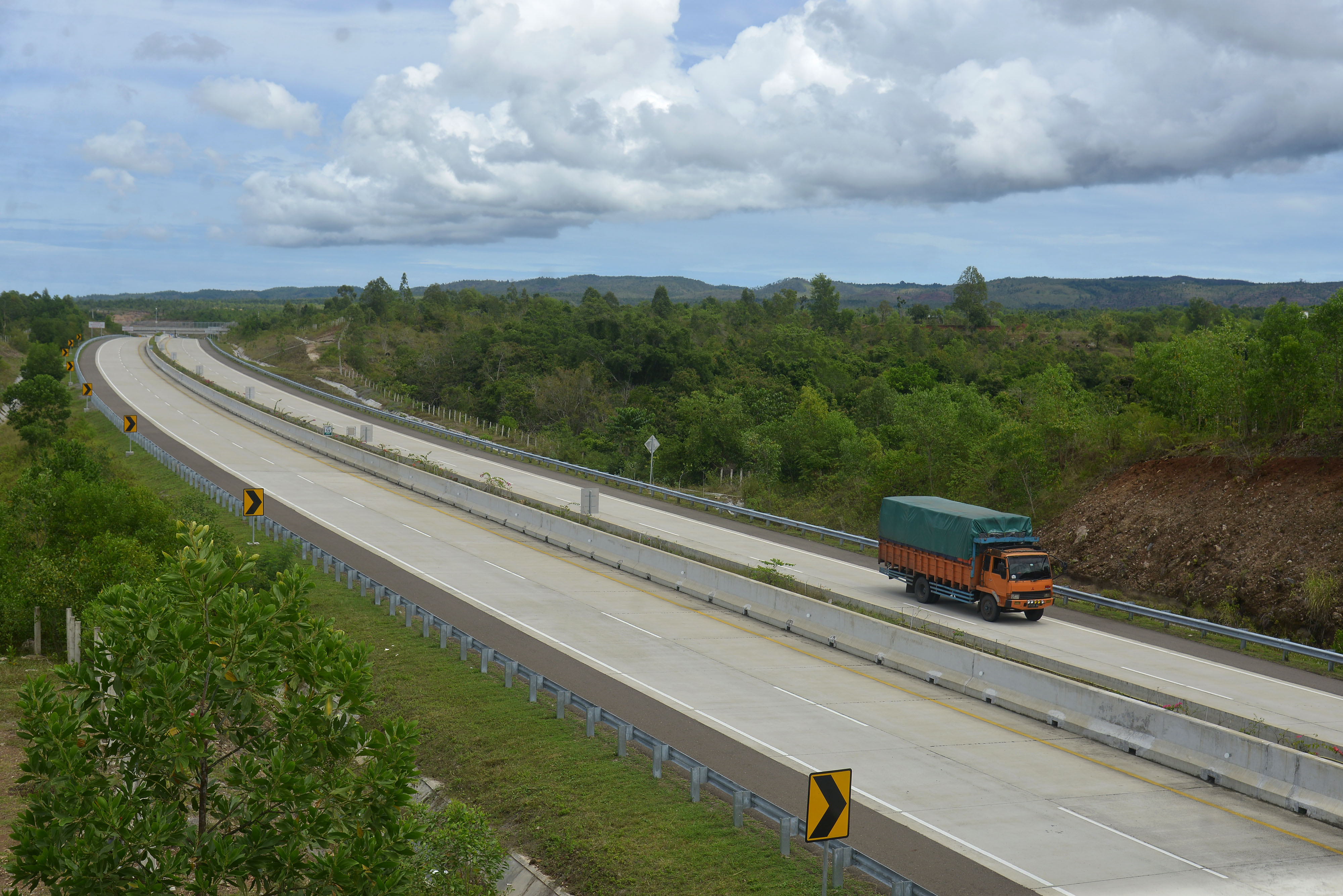 Kendaraan melintas di jalan tol wilayah Aceh yang digarap Waskita Karya.