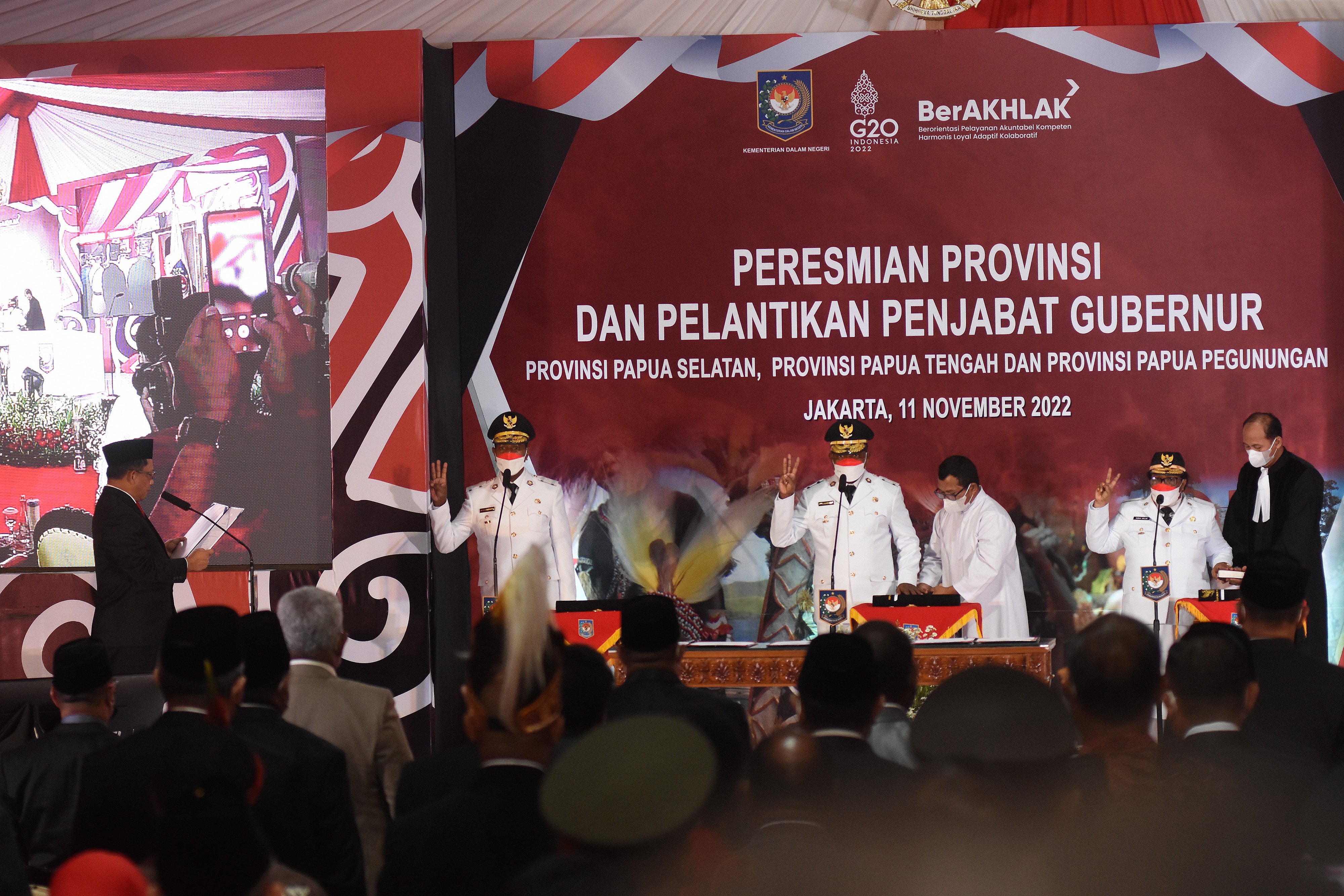  Menteri Dalam Negeri Tito Karnavian (kiri) memandu pembacaan sumpah jabatan pada pelantikan Penjabat Gubernur.