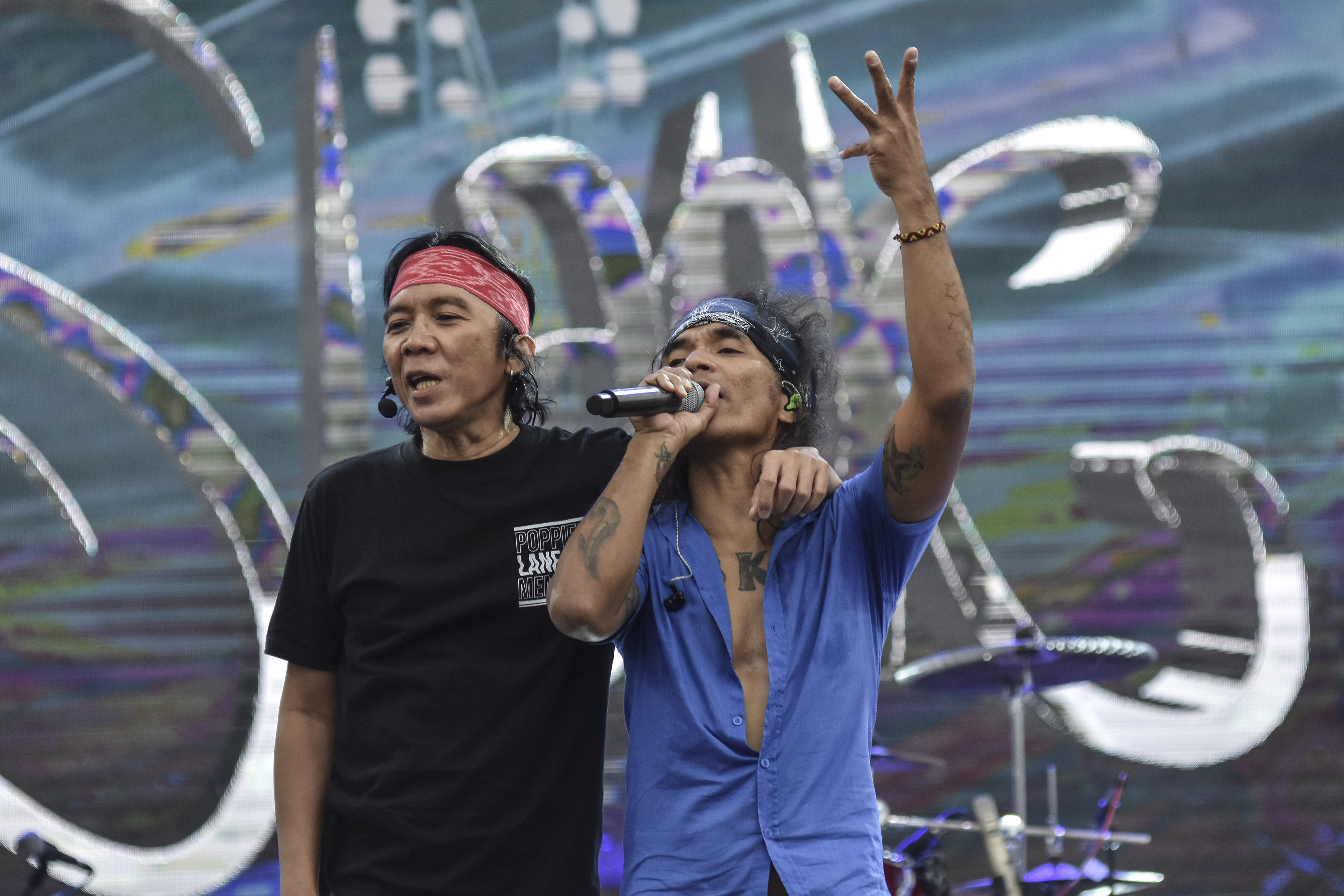 Pentolan grup band Slank, Bimbim dan Kaka, saat tampil dalam konser di Lapangan Dadaha, Kota Tasikmalaya, Jawa Barat, Minggu (28/8).