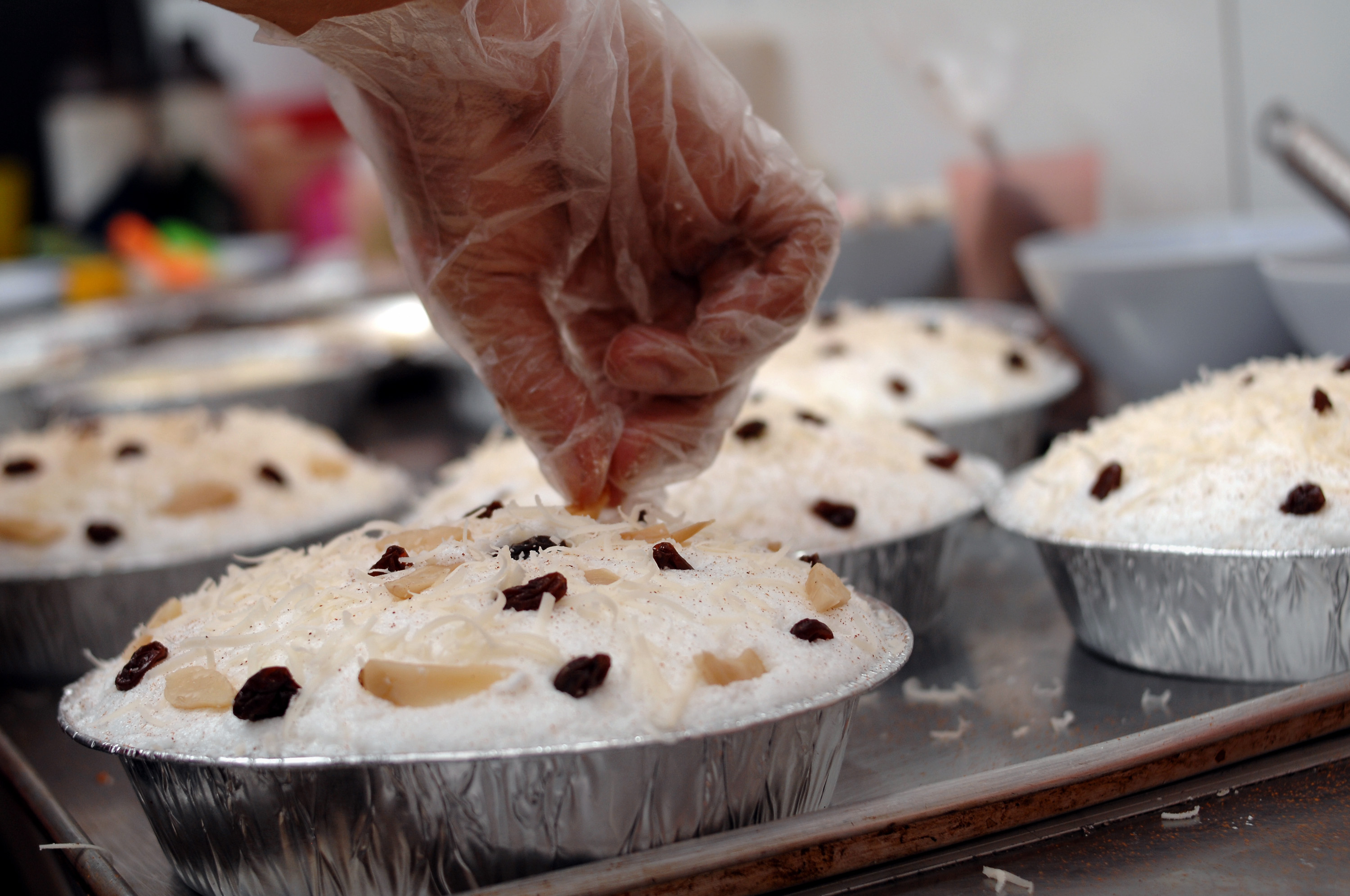 Pekerja membuat kue klappertaart beragam rasa di Manado, Sulawesi Utara.