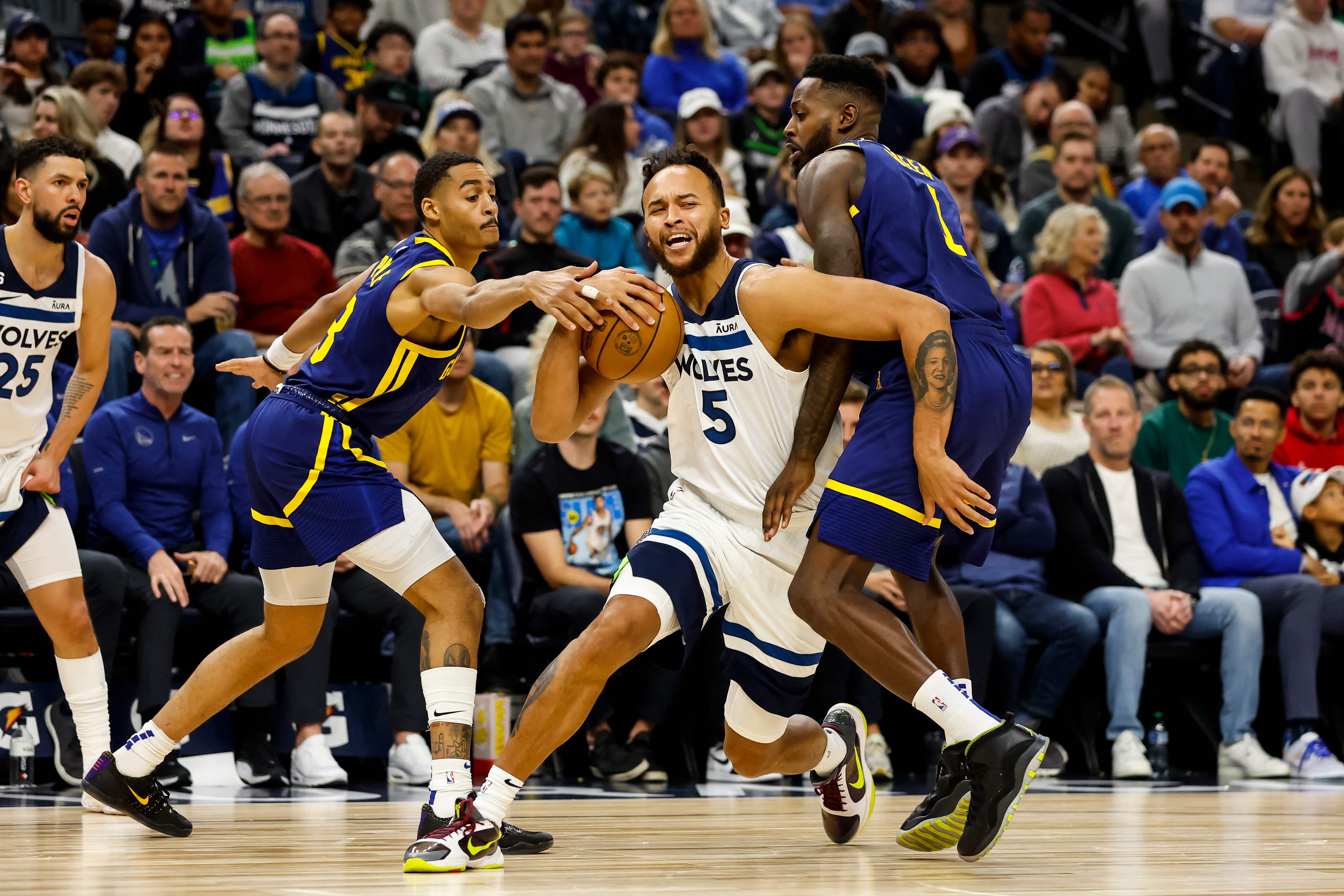 Laga NBA antara Minnesota Timberwolves dan Golden State Warriors.