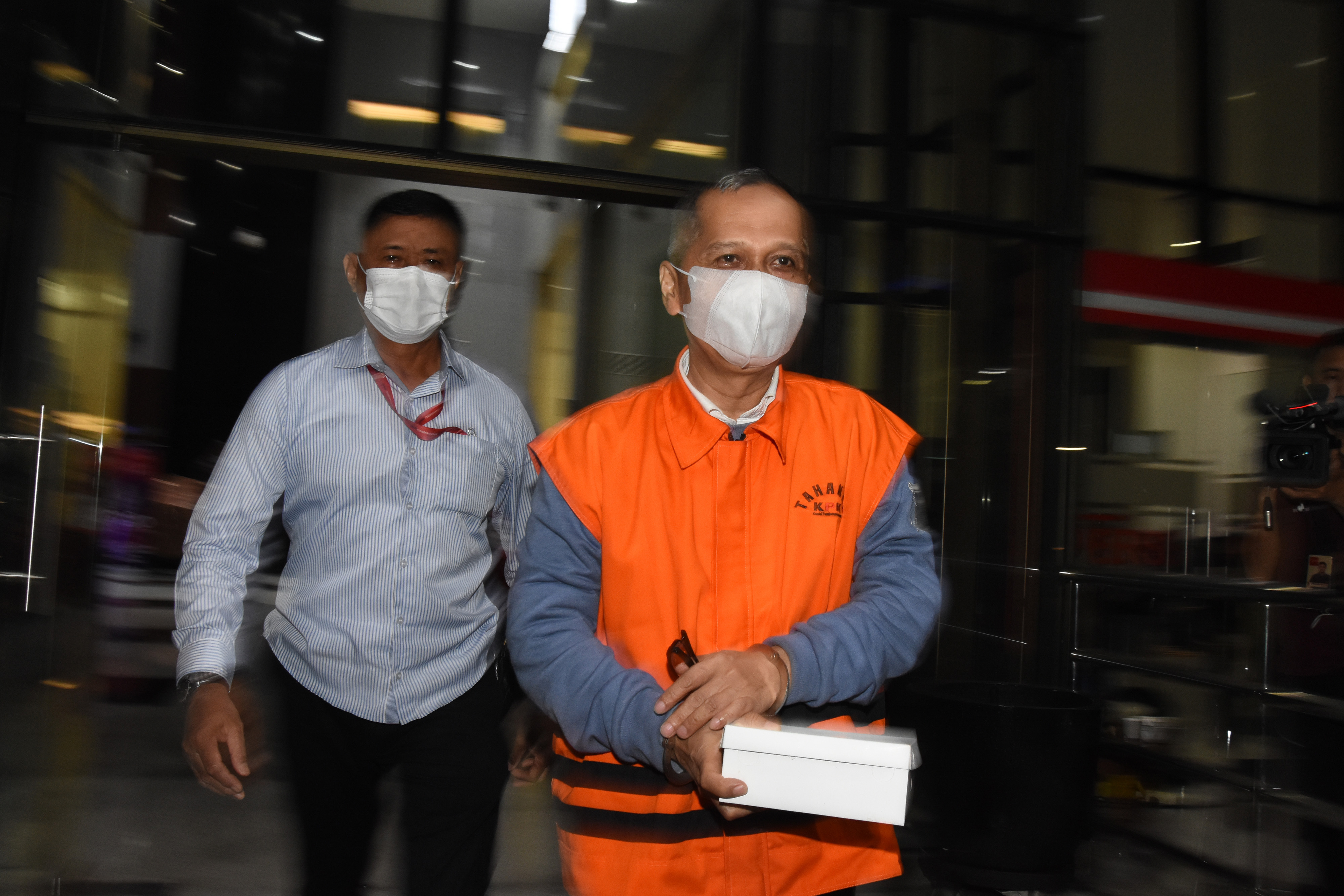  Tersangka Rektor nonaktif Universitas Negeri Lampung (Unila) Karomani (kanan) 