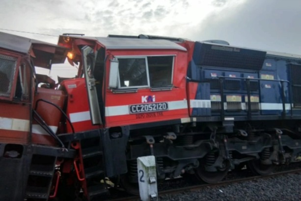 Dua Kereta Api Babaranjang Adu Banteng di Lampung Tengah.