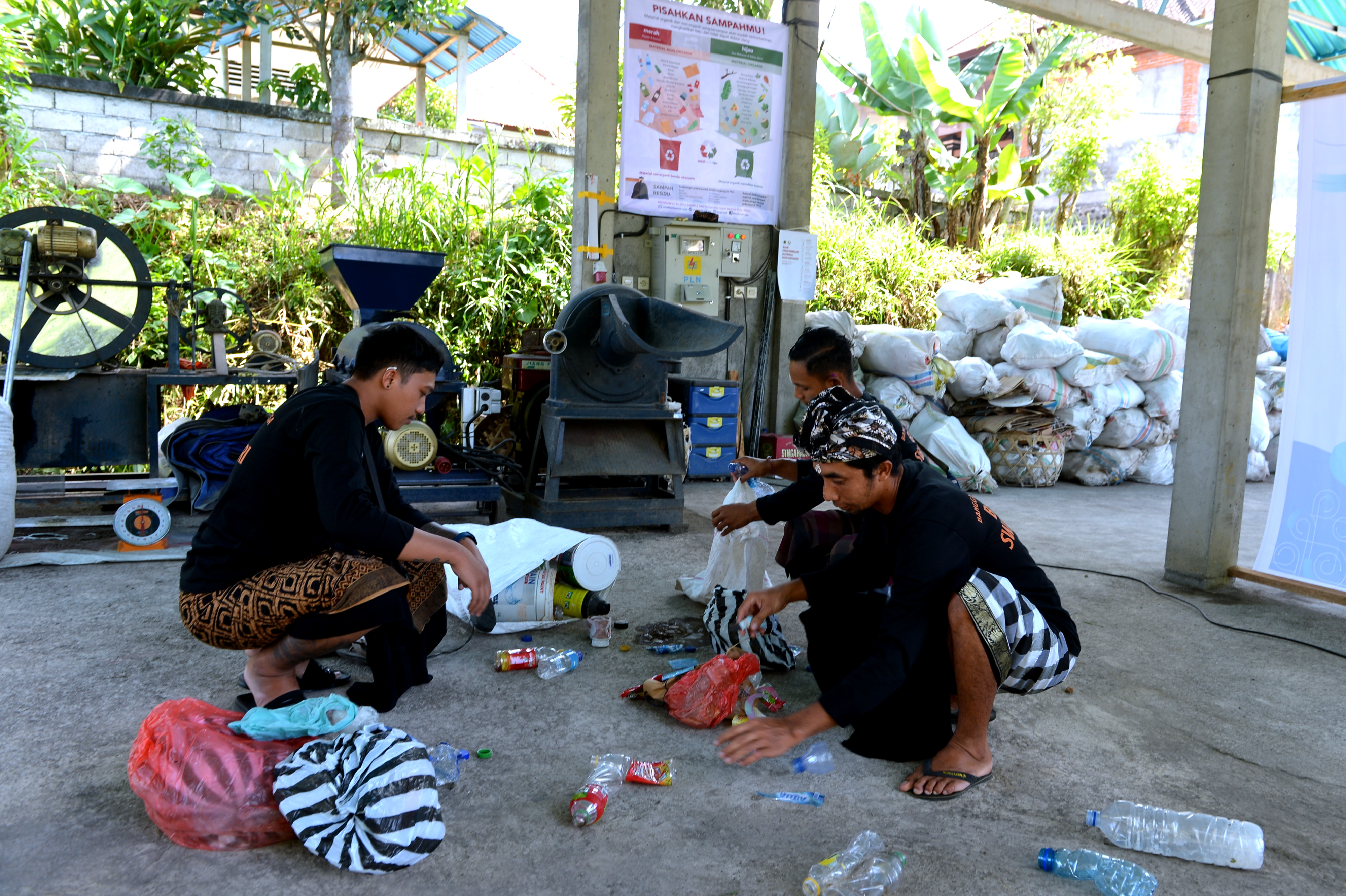  Daur ulang menjadi salah satu bagian dari tiga cara untuk mengurangi produksi sampah, dengan mengurangi penggunaan, menggunakan kembali sua