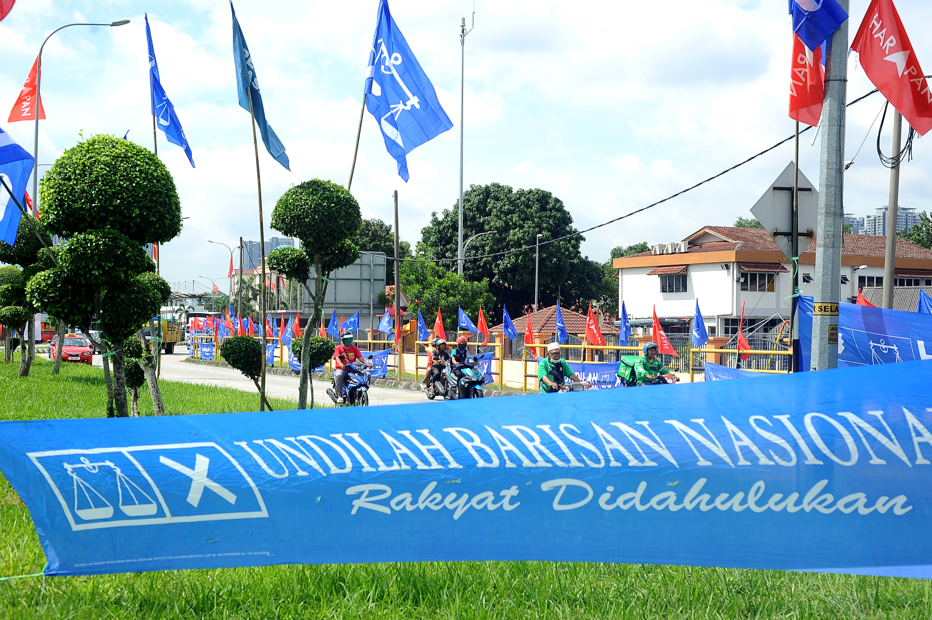 Bendera parpol seperti Barisan Nasional, Perikatan Nasional, dan Pakatan Harapan di Jalan Sungai Tua, Selangor, Malaysia, Senin (7/11).