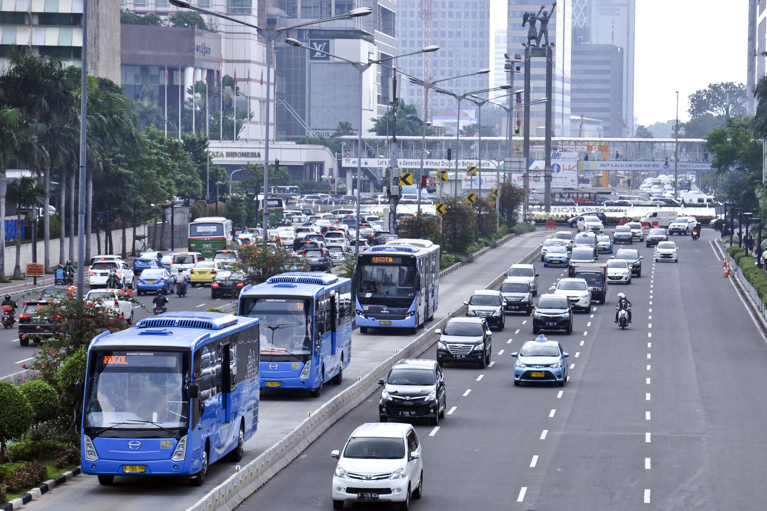 Bus Transjakarta melintas di Kawasan Jalan MH Thamrin, Jakarta.