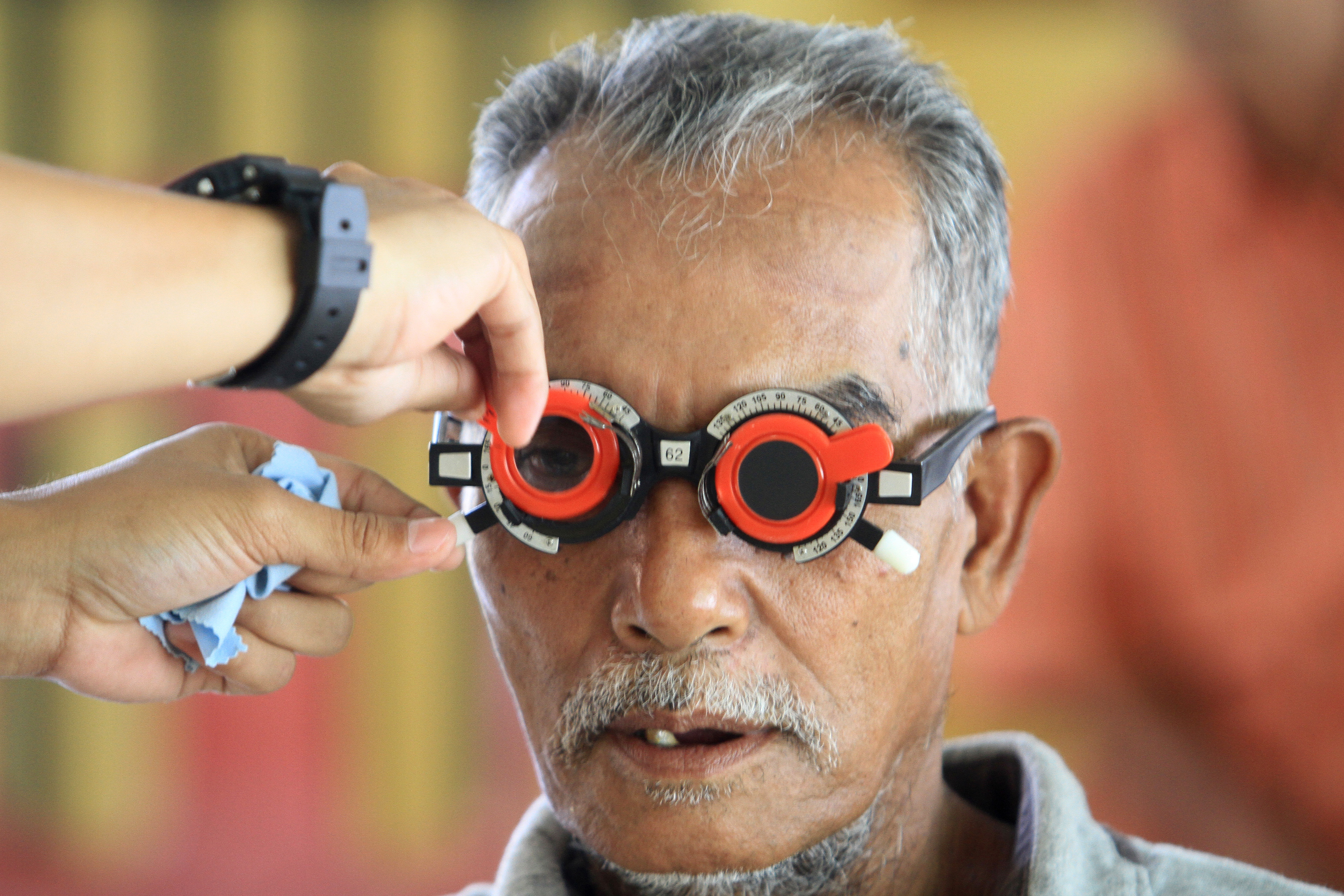 Sinar Ultraviolet Matahari Lebih Berbahaya untuk Mata Ketimbang Sinar Biru Gawai