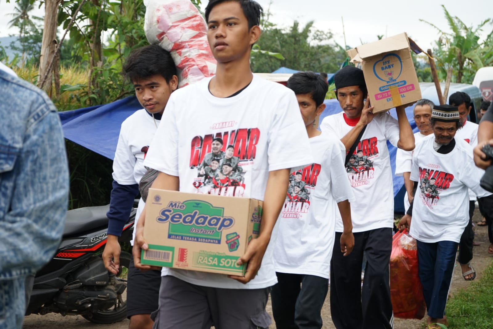 Relawan Ganjar membawa bantuan untuk korban gempa bumi di Cianjur, Jawa Barat.