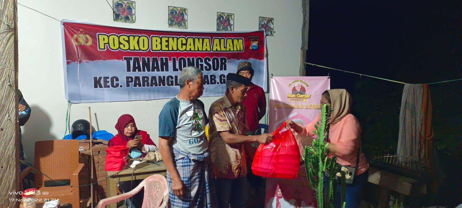 Relawan Mak Ganjar melakukan bakti sosial dengan membuka dapur umum untuk masyarakat yang terkena musibah tanah longsor di Kec. Parangloe, 